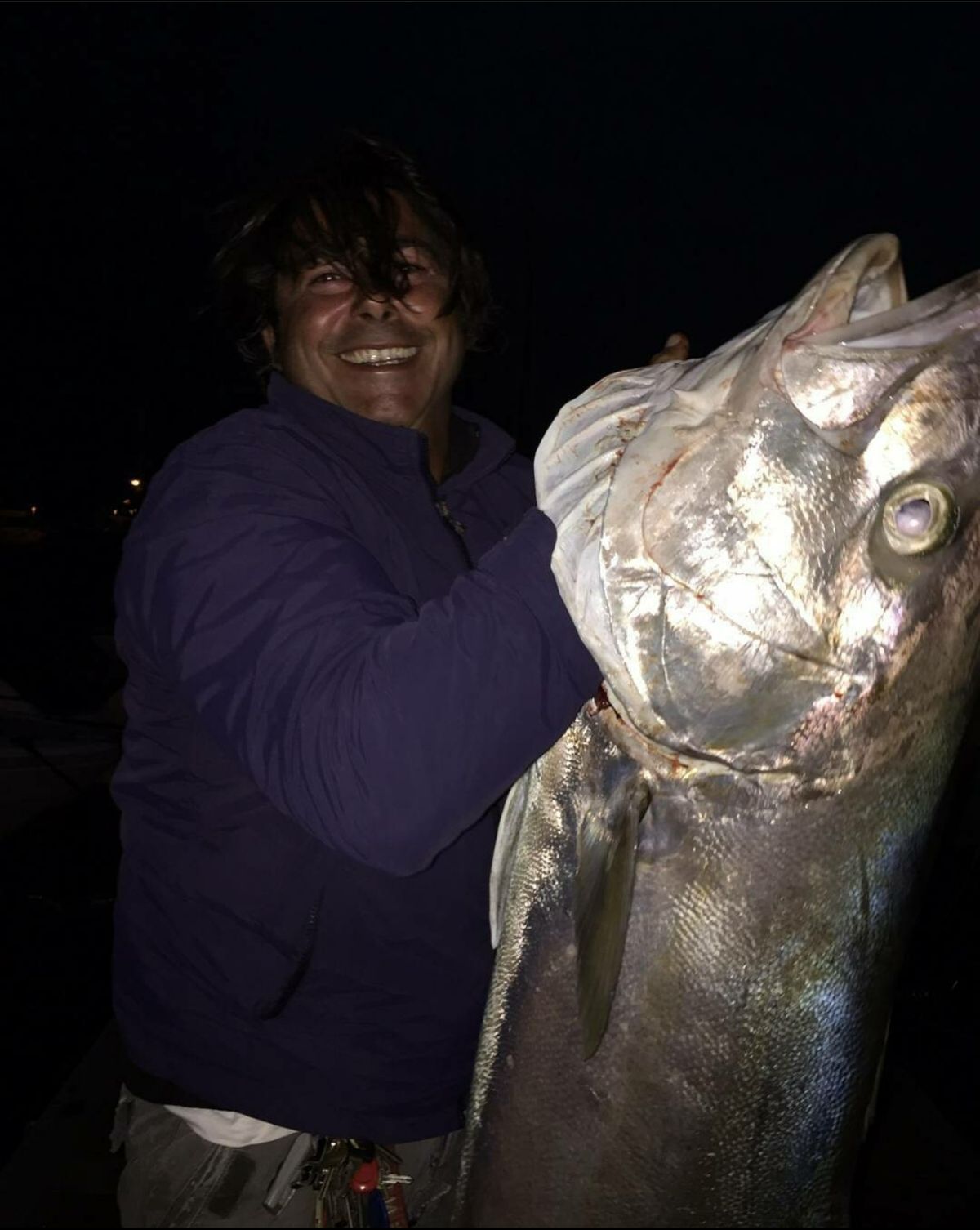 pescatore con pesce pescato