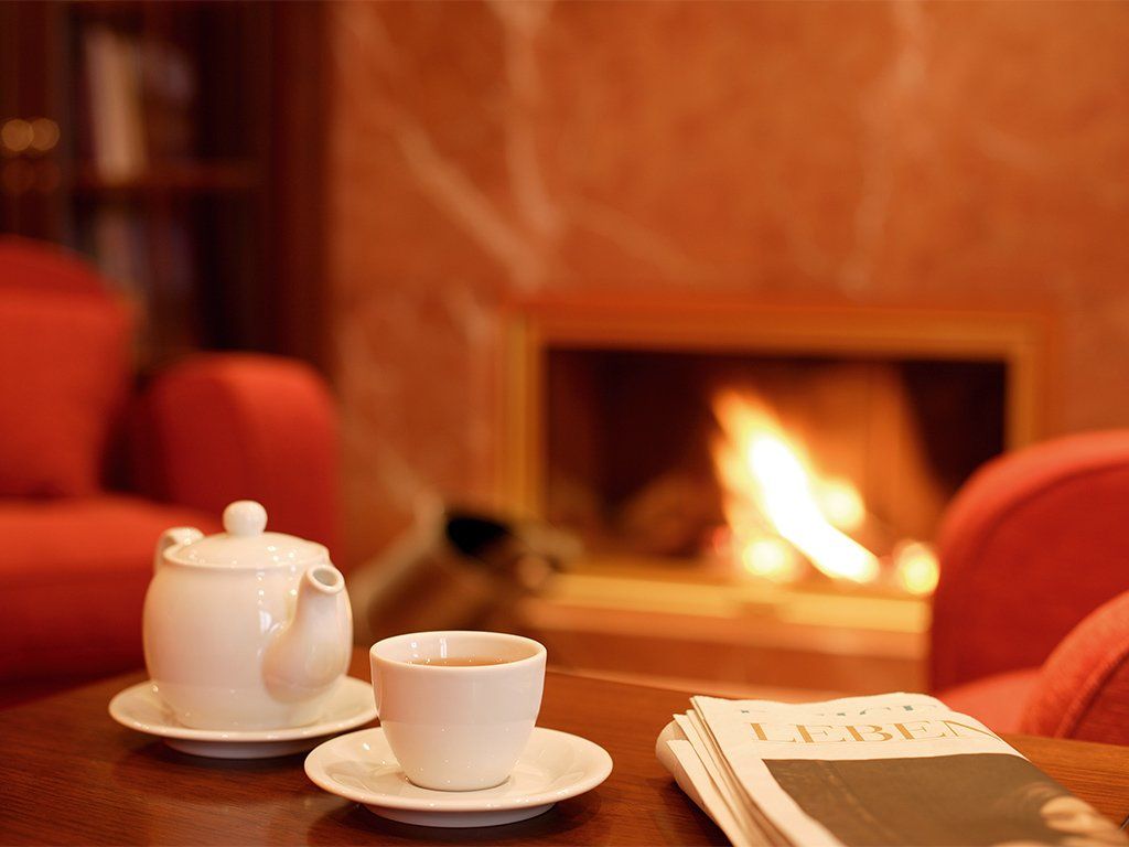 Kaminfeuer mit Tasse