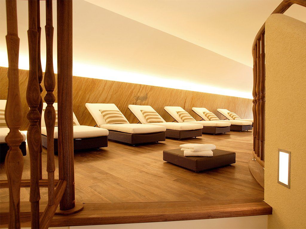 mehrere Liegen nebeneinander