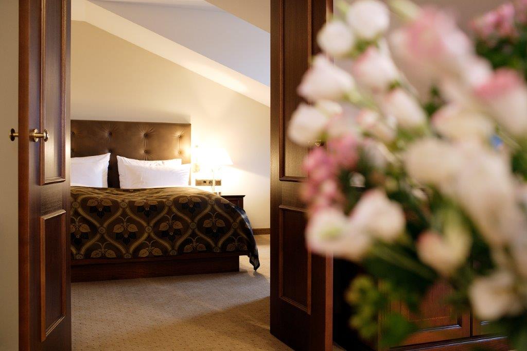 Hotelbett durch offener Tür