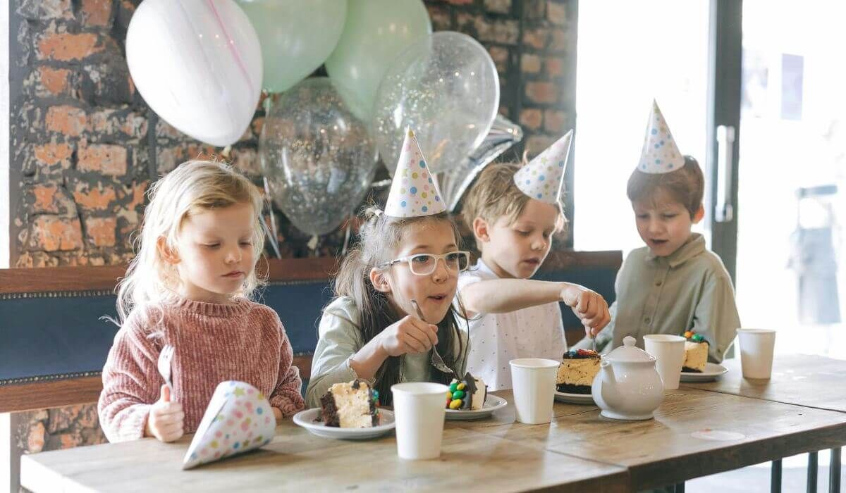 minimal party decorations