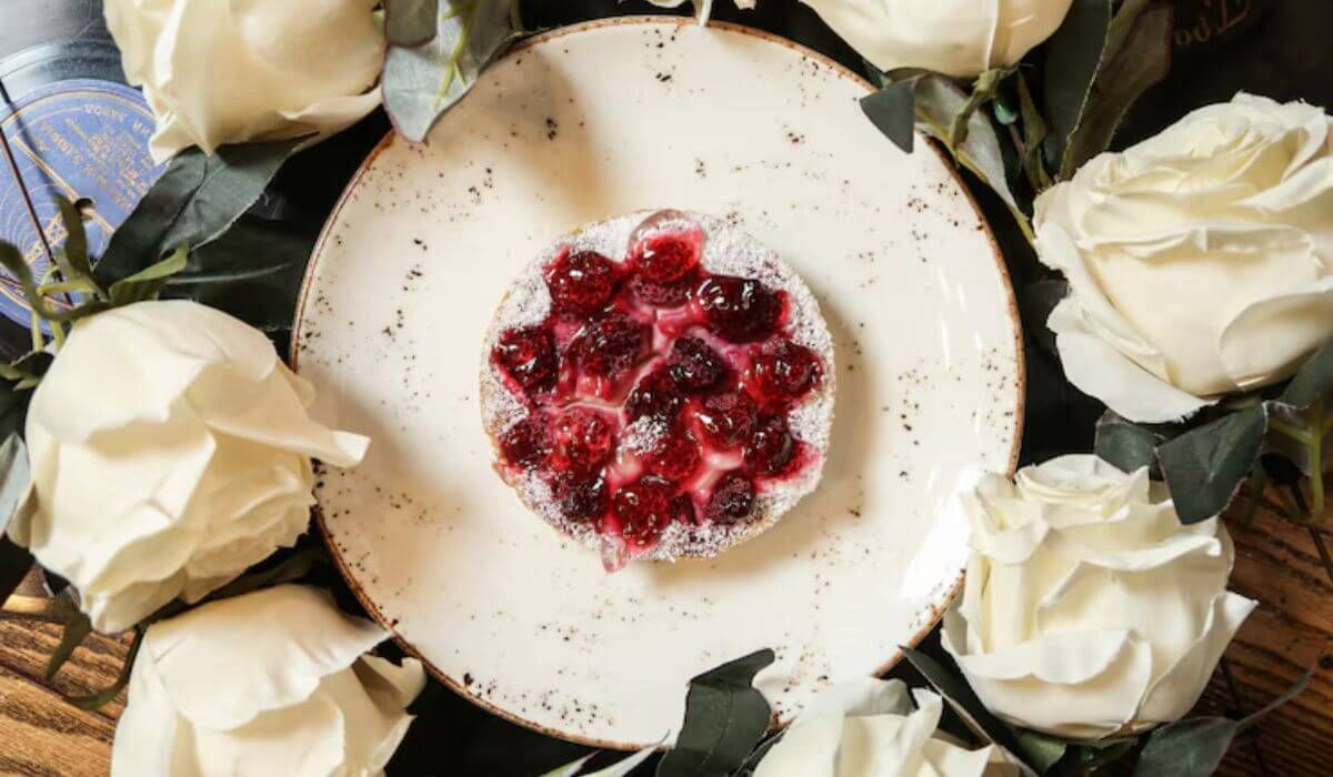 summer wedding dessert table, berries citrus pavlova