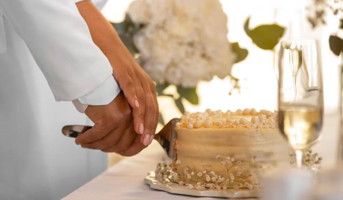 wedding cake cutting