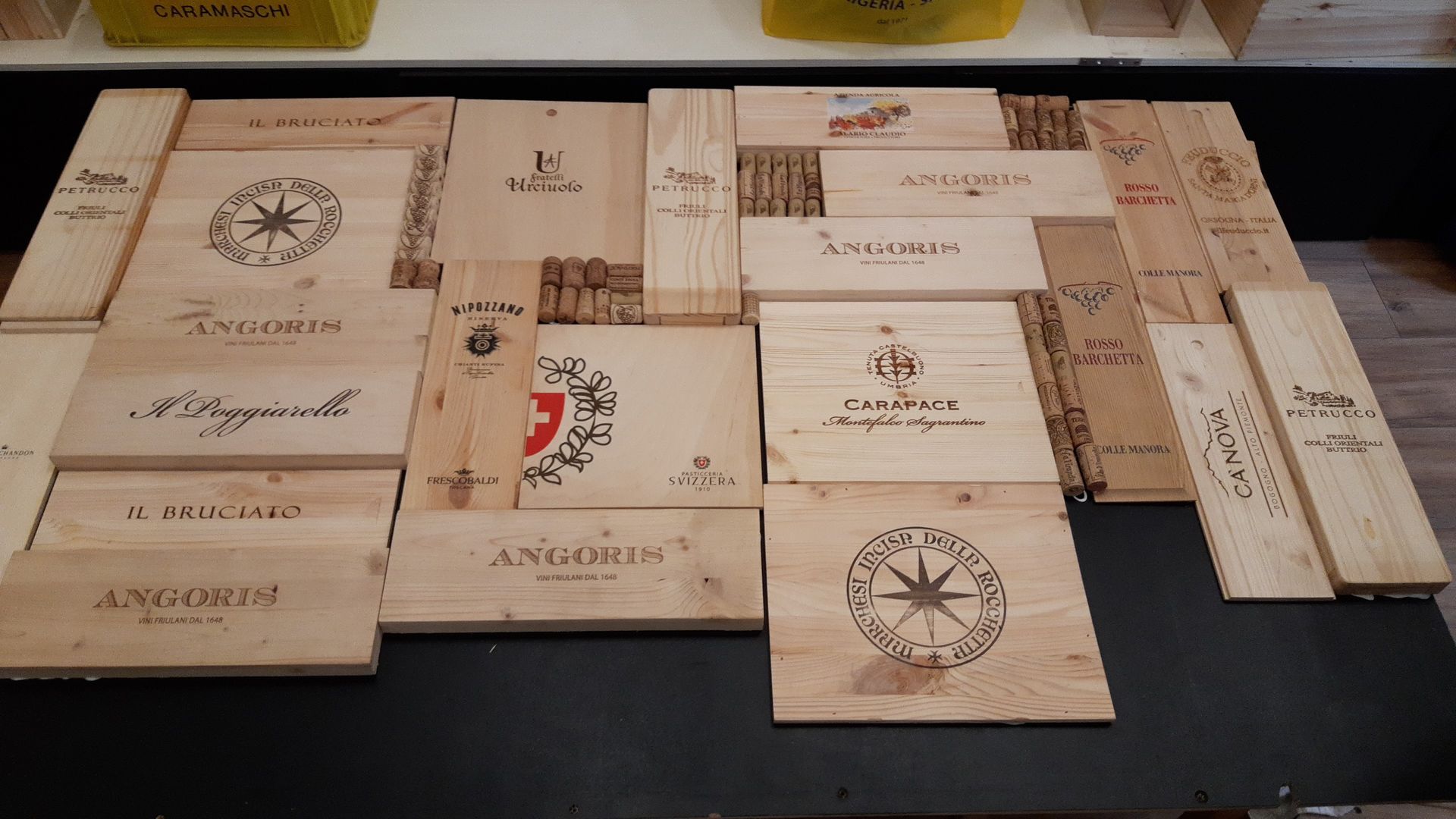 Scatole di vini delle cantine e produttori di Sfusi Milano