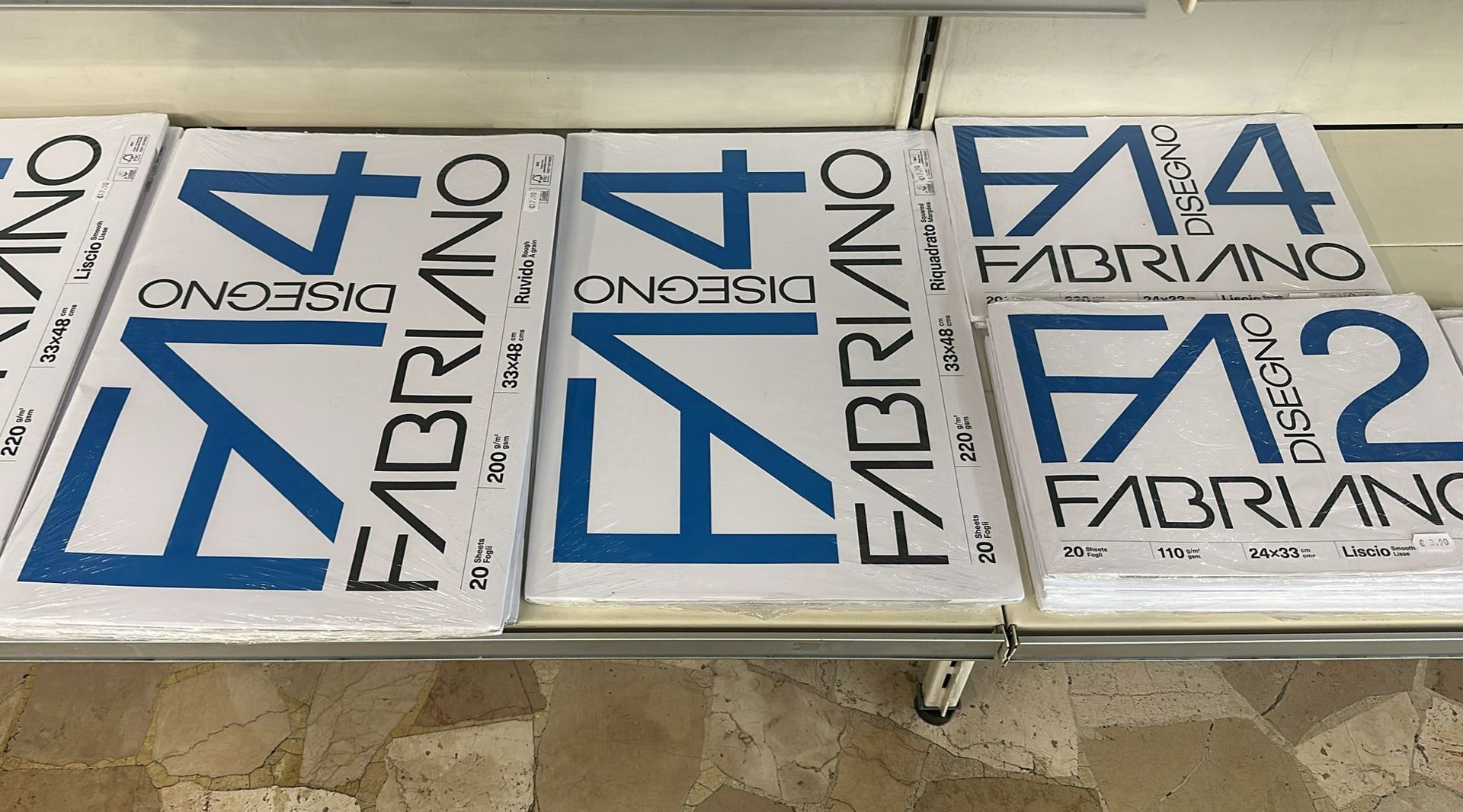 Pile di blocchi da disegno Fabriano con scritte blu e il numero