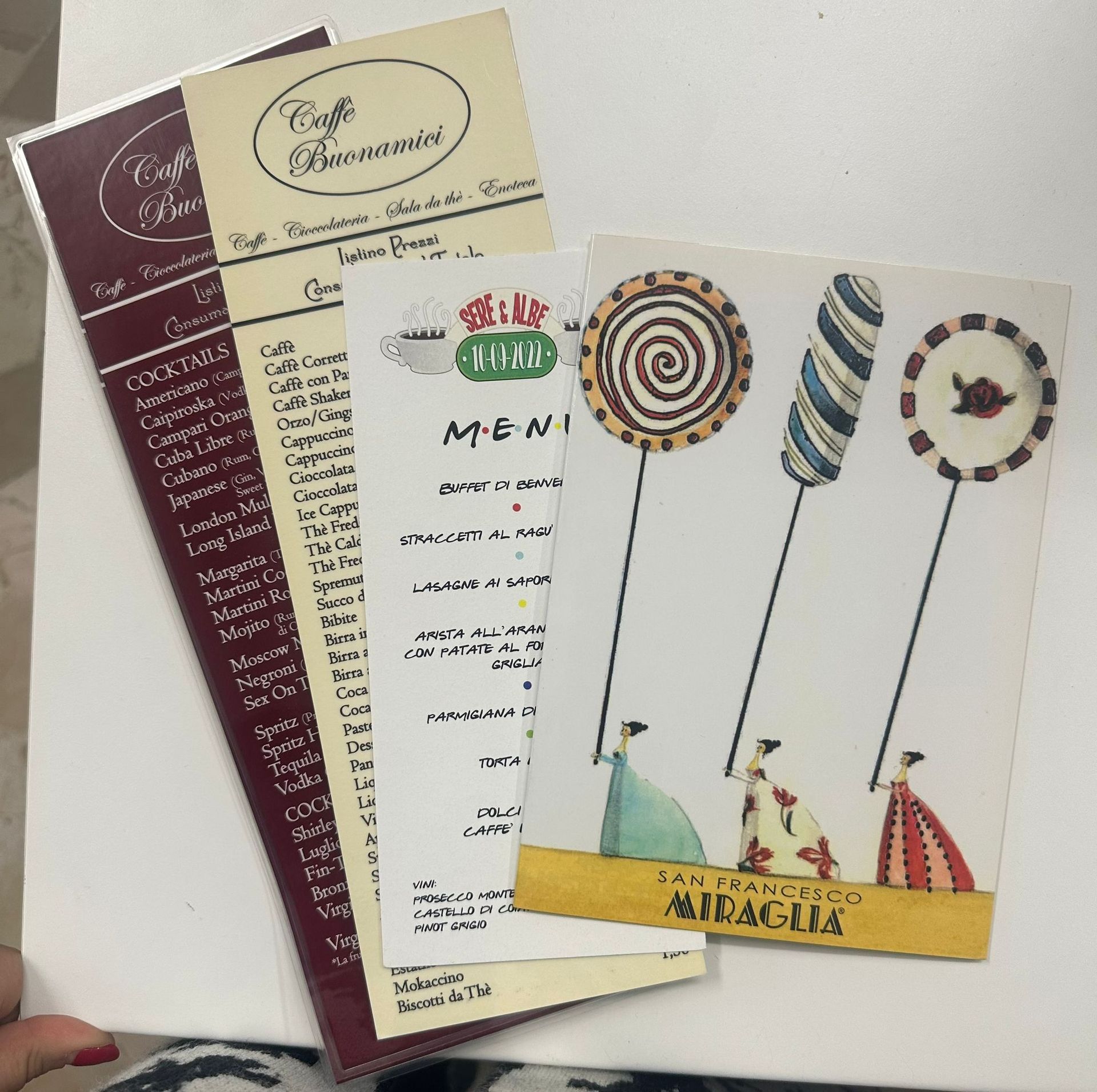 Diversi menù e una cartolina con illustrazioni di lecca-lecca.