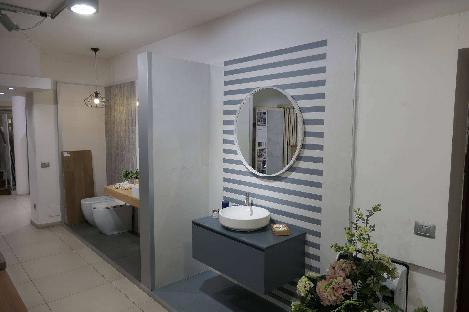 Specchio e lavandino nello showroom di arredo bagno a Novara