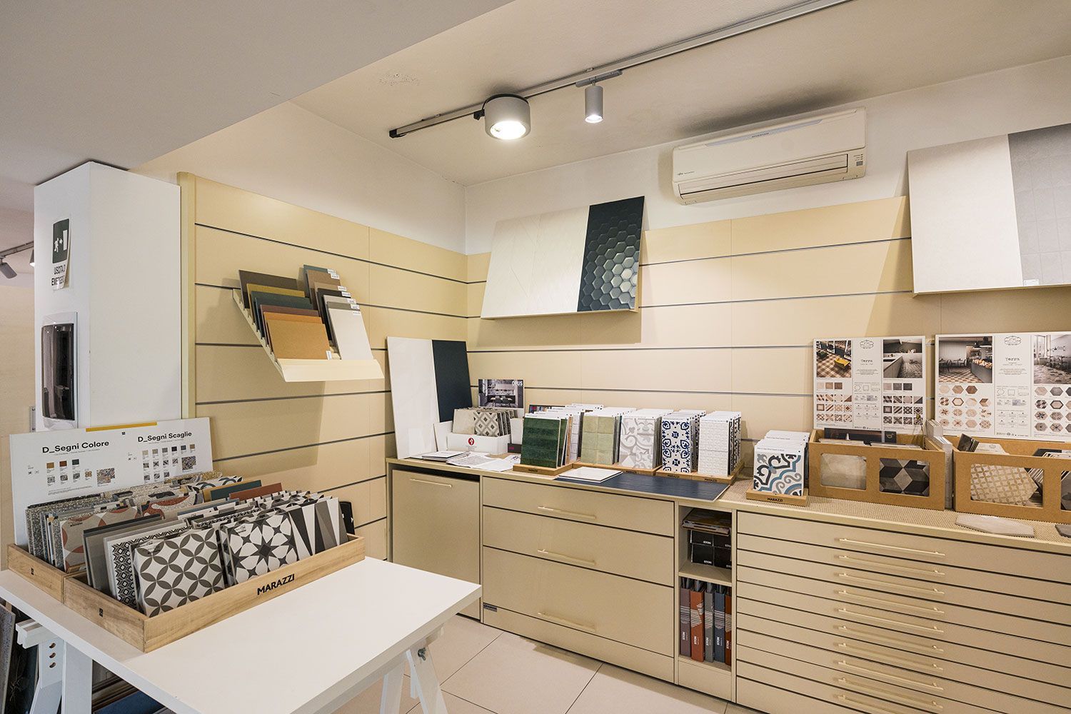 piastrelle a mosaico nello showroom di materiali per l'edilizia a Novara