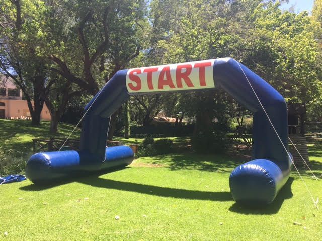 A blue inflatable arch with the word start on it