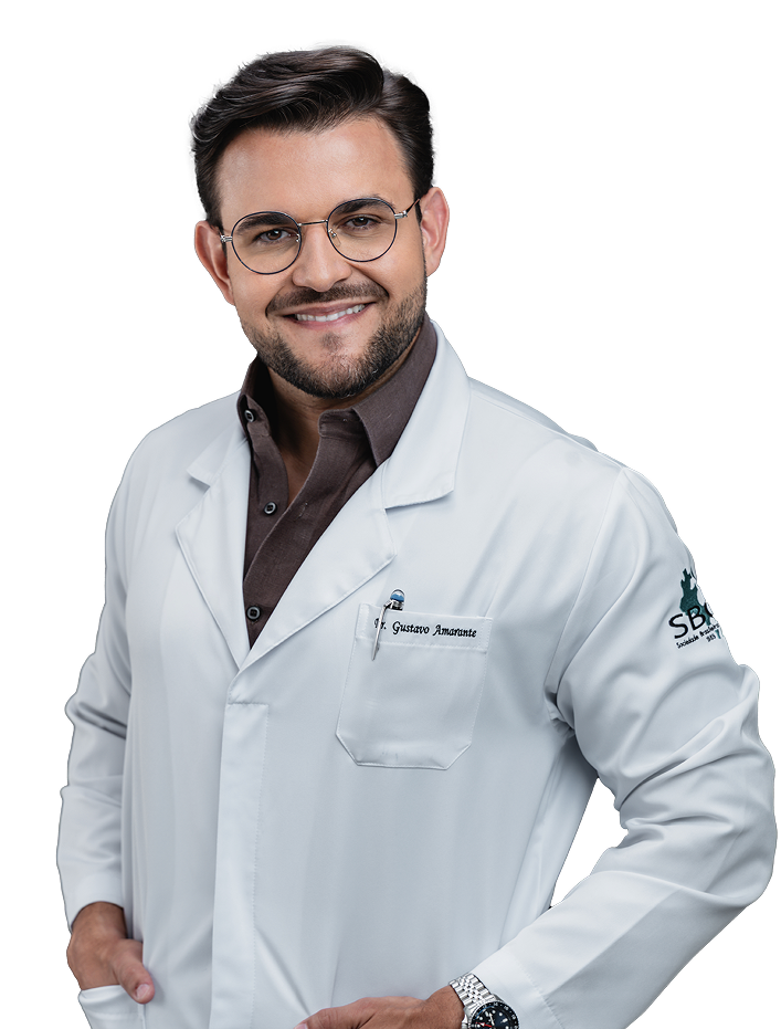 Dr. Gustavo Amarante sorrindo, usando jaleco branco sobre fundo escuro com elementos gráficos