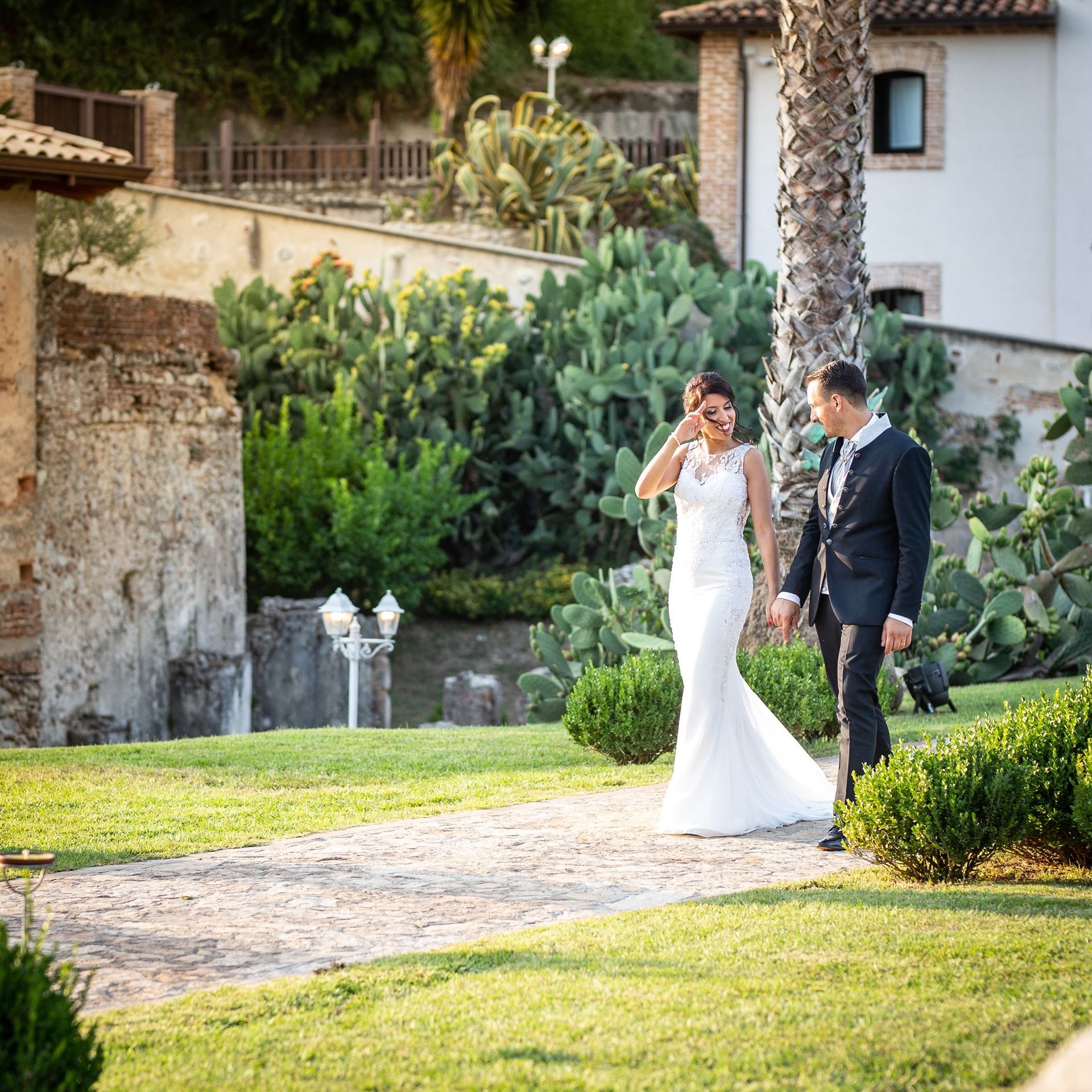 una sposa e uno sposo camminano in un giardino