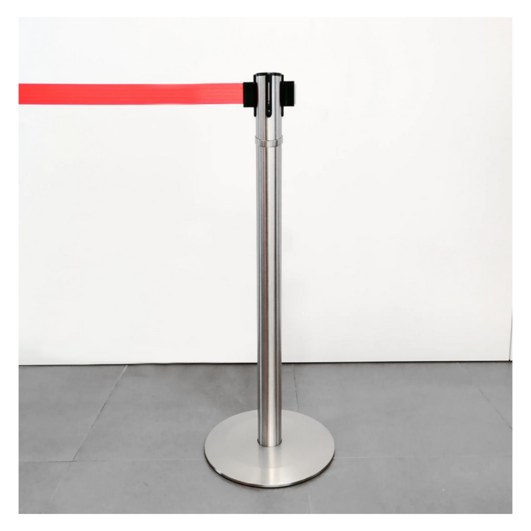 Een zwarte Sphero oplaadstation op een restauranttafel. Er liggen een telefoon, een portemonnee en een kleurrijk lichtdisplay bovenop.