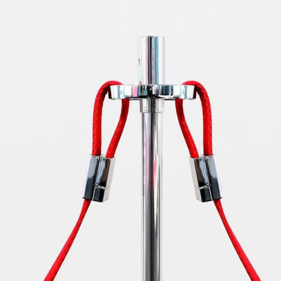 Chromen paal met een bloemvormige houder; rode koorden eraan bevestigd.