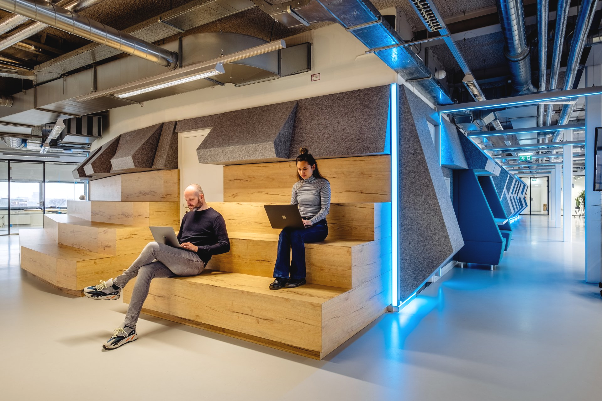 Modern futuristisch kantoorinterieur met een vergaderruimte met glazen wanden, van Shypple in Rotterdam, interieurontwerp door KuóStudio