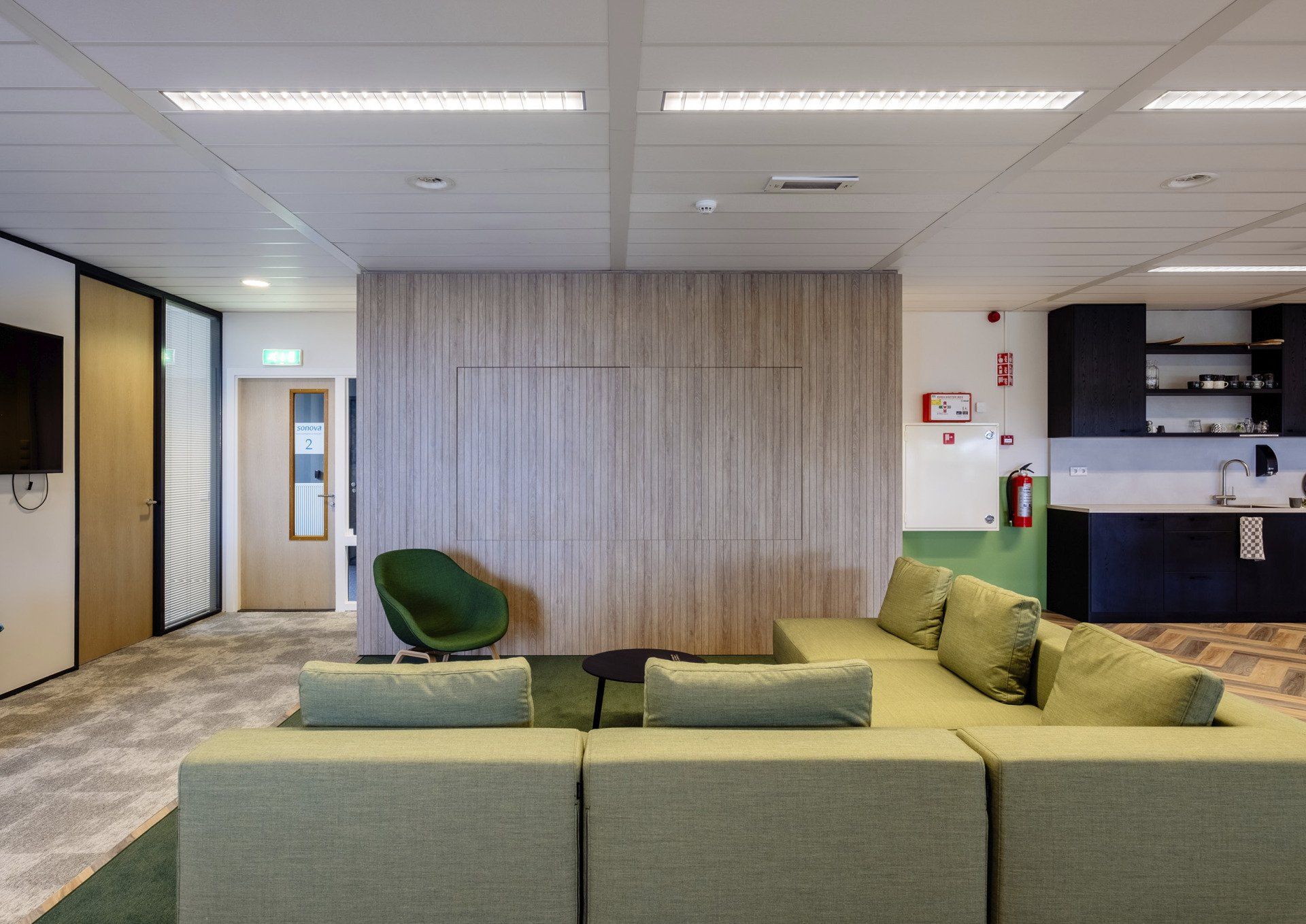 vernieuwend interieurontwerp hybride kantoor