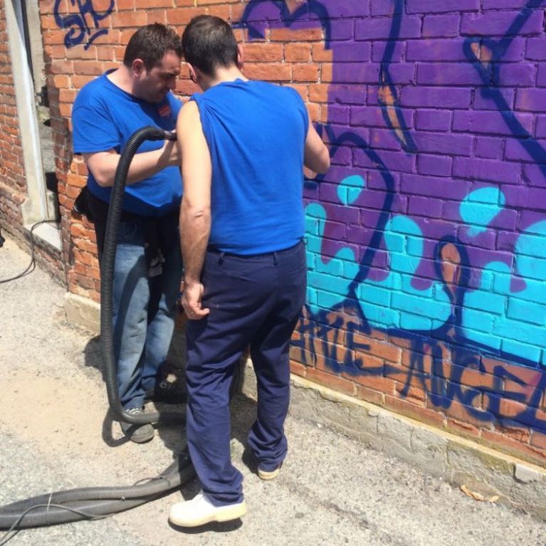 rimozione dei graffiti dai muri