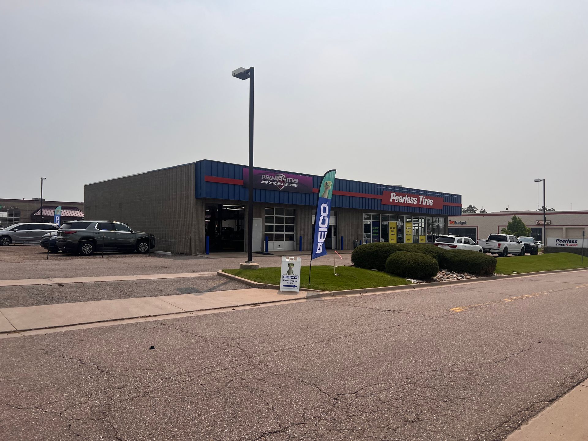 A large building with a lot of cars parked in front of it.