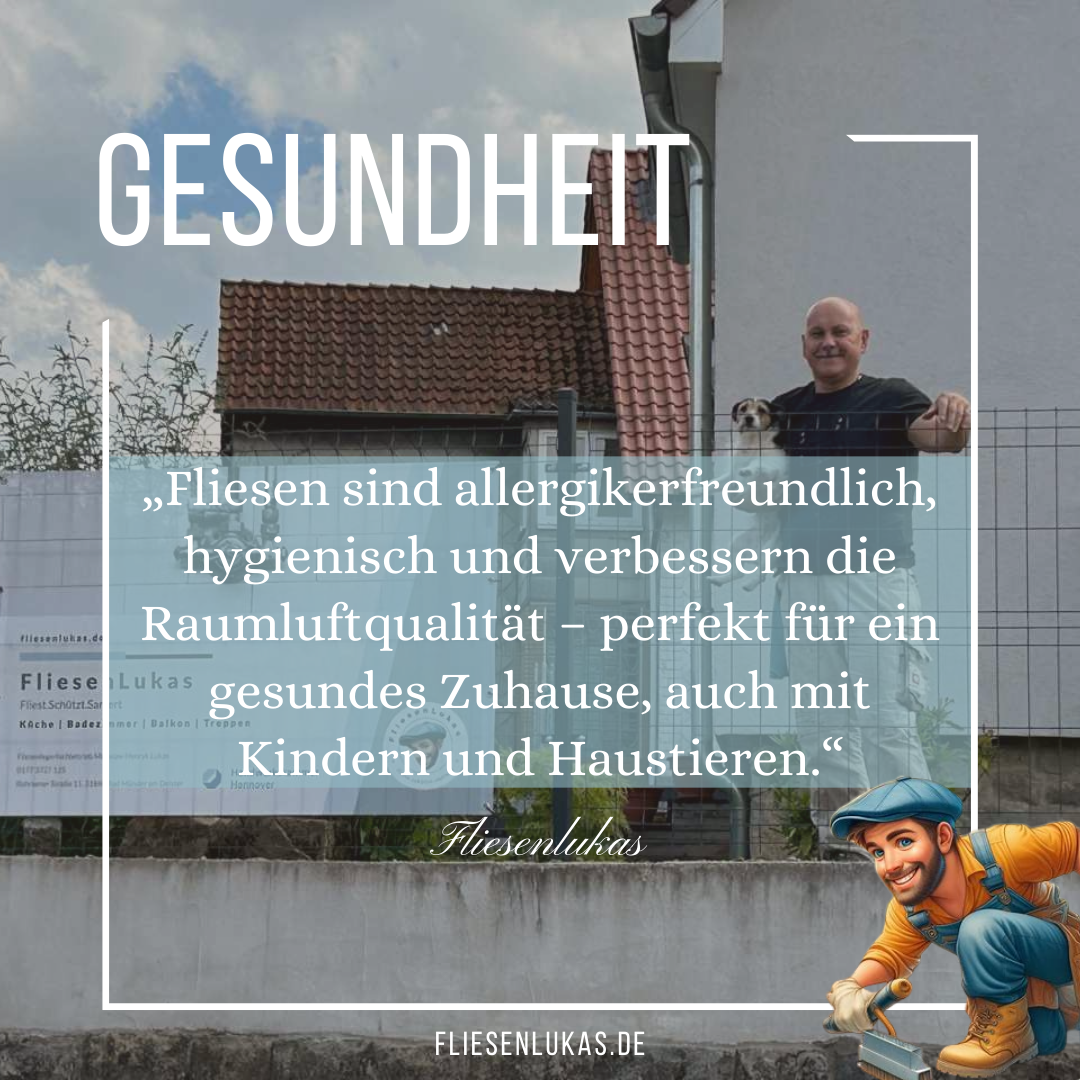 Fliesenlukas vor seinem Haus mit Hund auf dem Arm