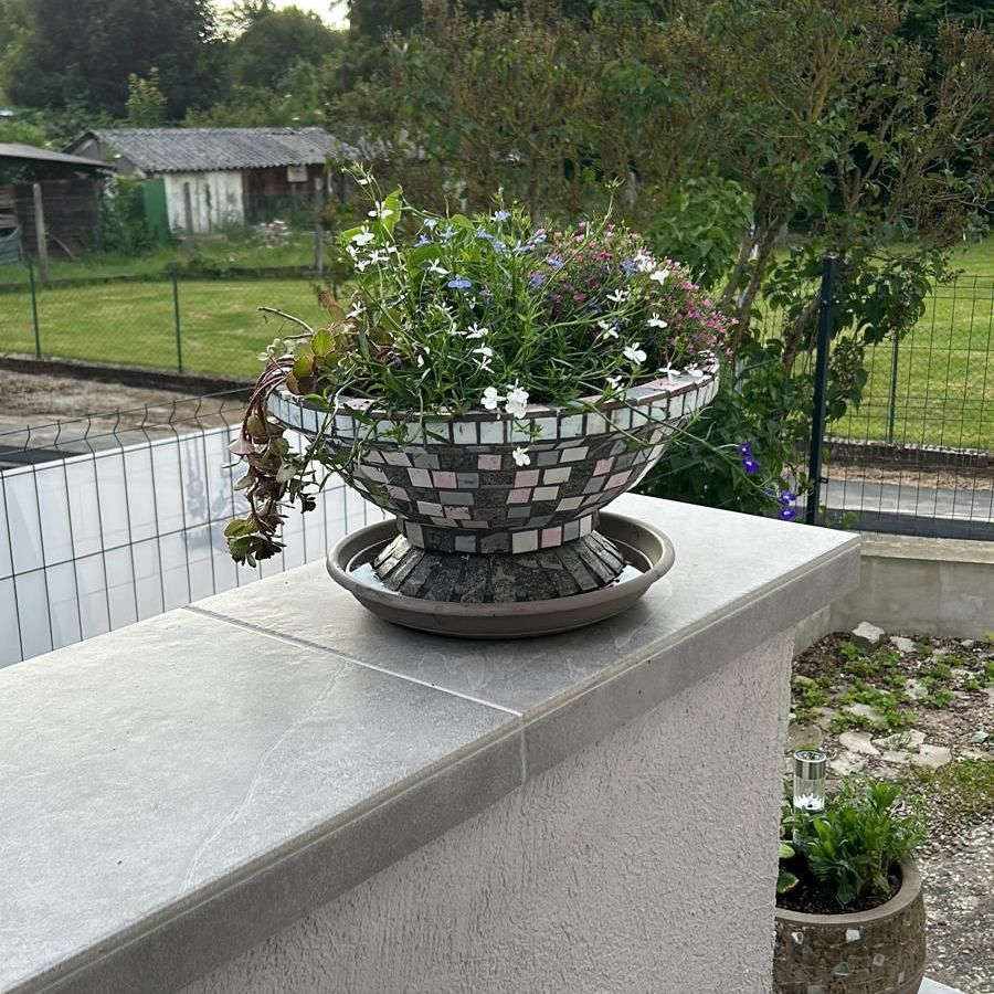 Dekorative Pflanzschale mit handgearbeitetem Fliesenmosaik im Außenbereich Fliesenarbeit von FliesenLukas