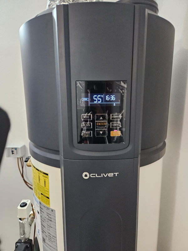 Scaldabagno a pompa di calore Clivet con display digitale che indica 55 gradi, installato in un ambiente interno.