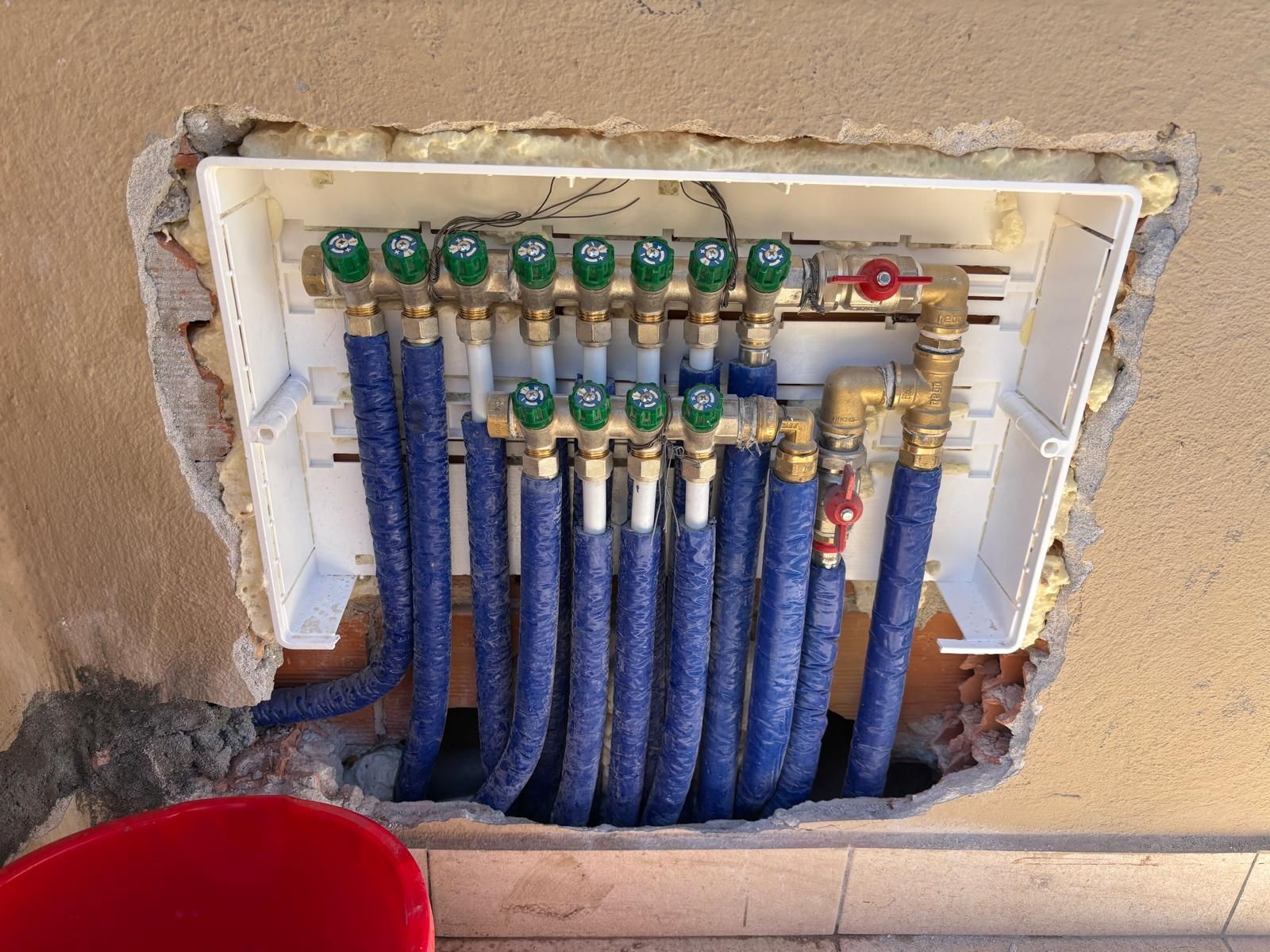 Due caldaie industriali per riscaldamento con bruciatori rossi e pannelli di controllo, installate una accanto all'altra in un locale tecnico.