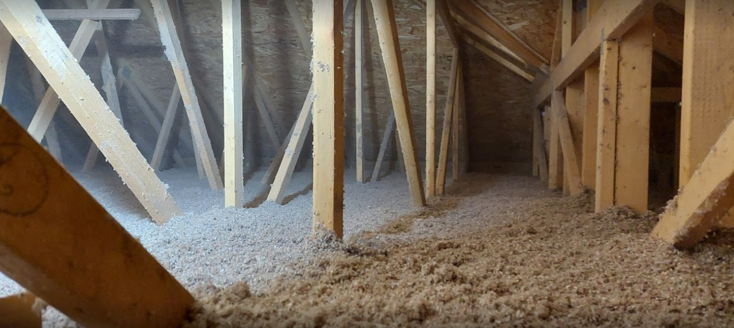 Il y a beaucoup de bois dans le grenier d'une maison.