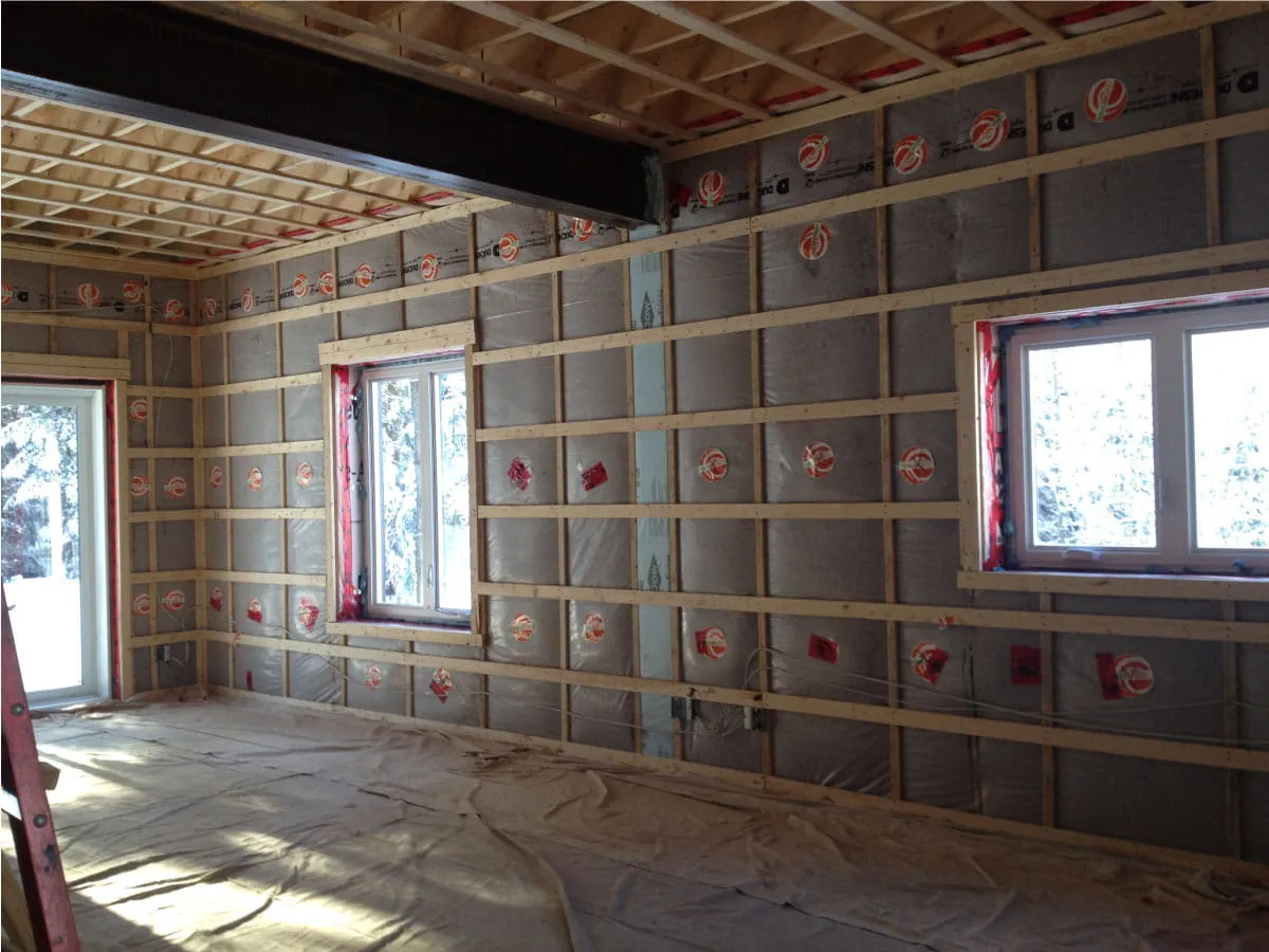 Une pièce avec beaucoup de fenêtres et d'isolation sur les murs