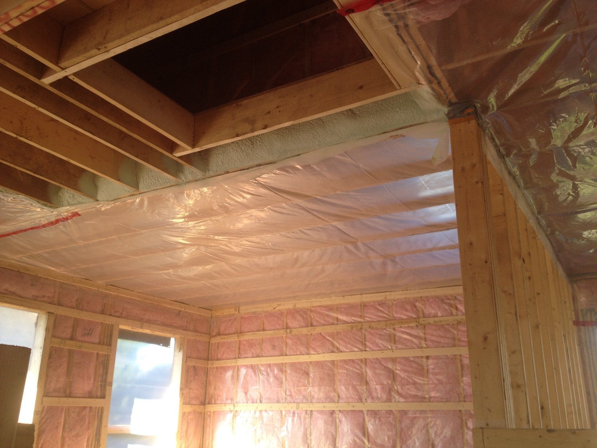 Une pièce avec un plafond recouvert de plastique.