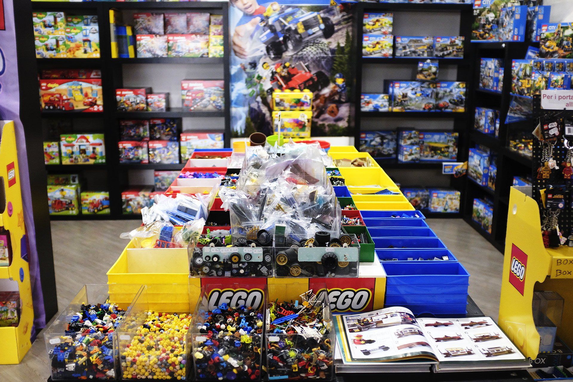 Un negozio pieno di tantissimi giocattoli Lego