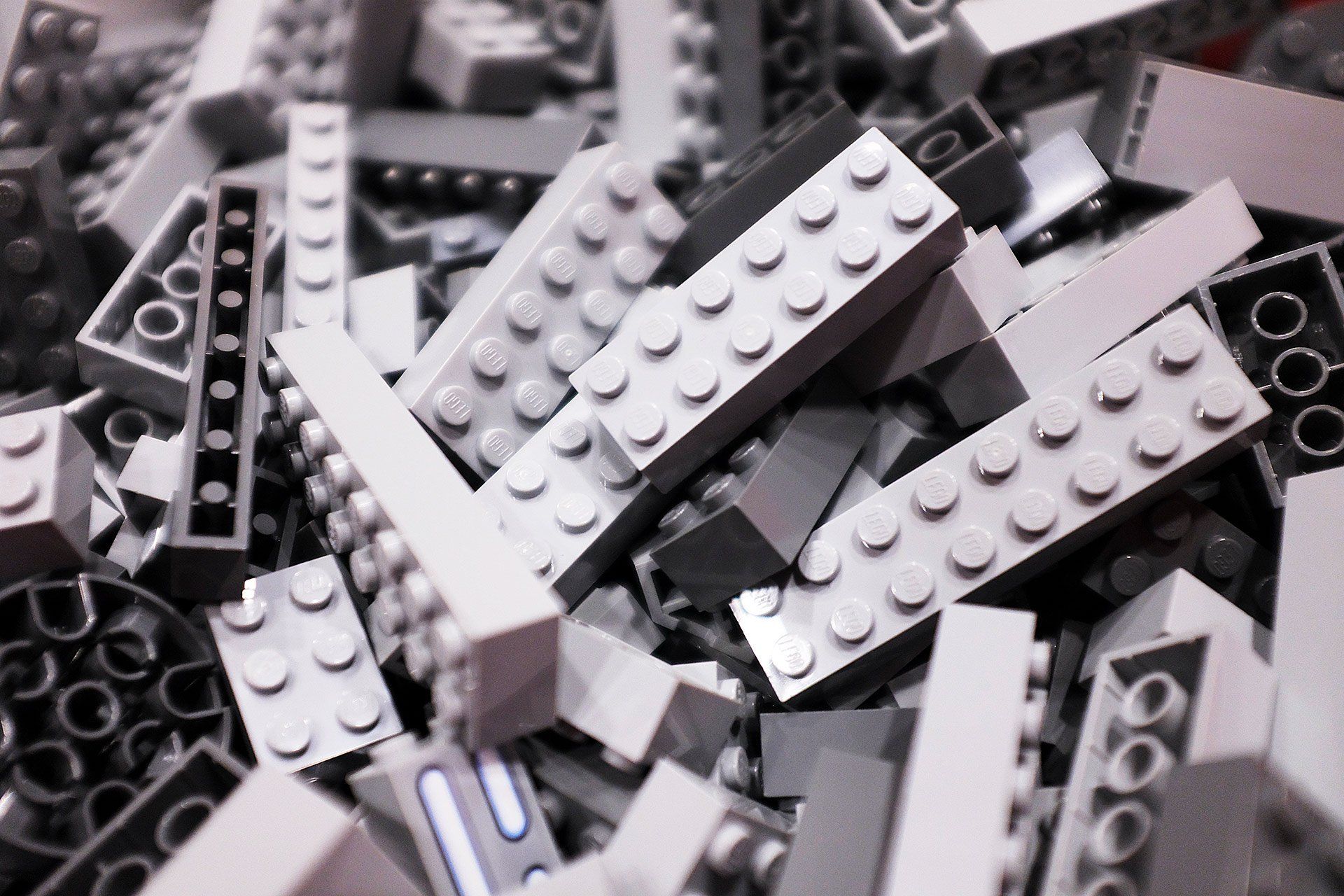 Una pila di mattoncini Lego bianchi e neri