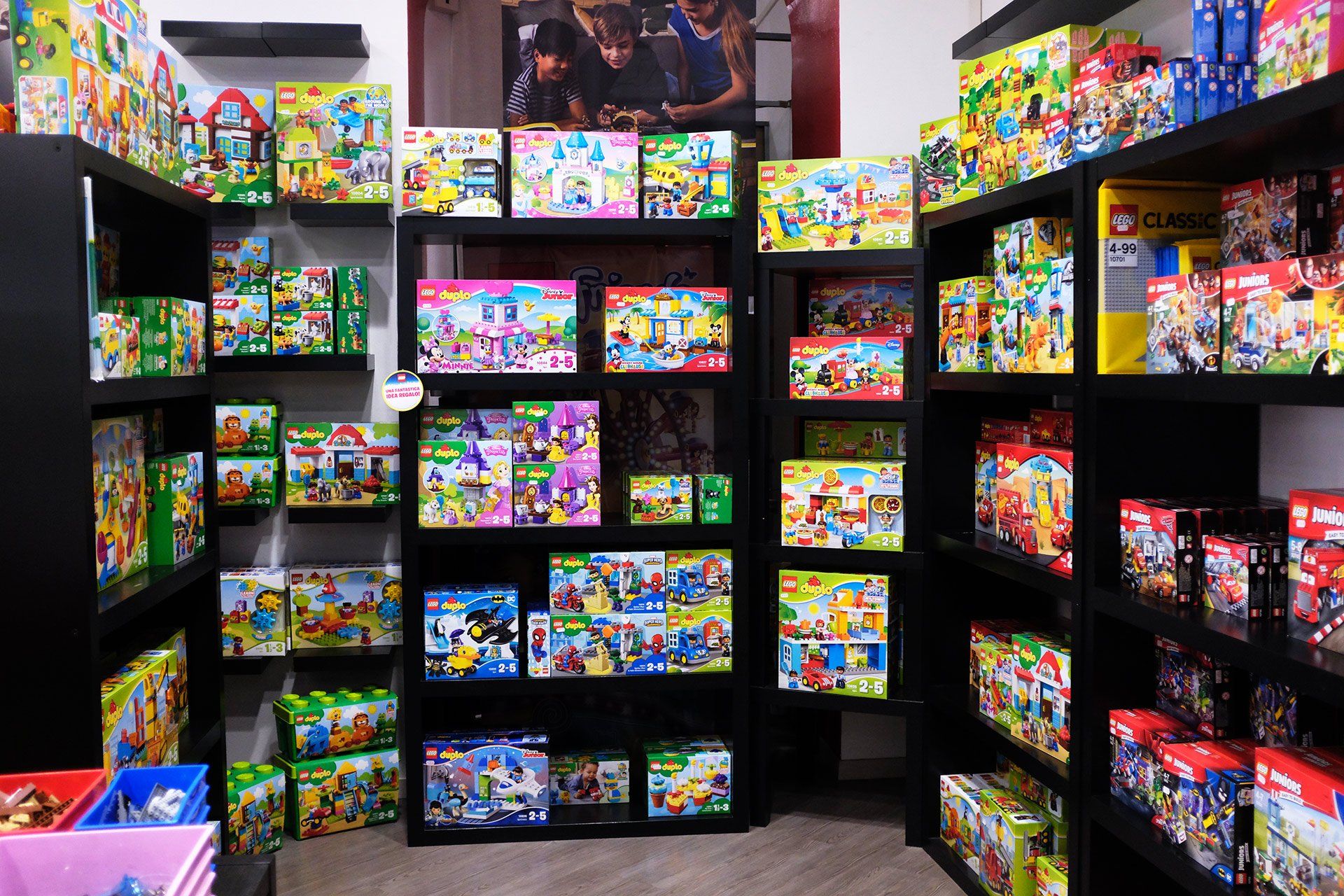 Un negozio pieno di tantissimi giocattoli Lego