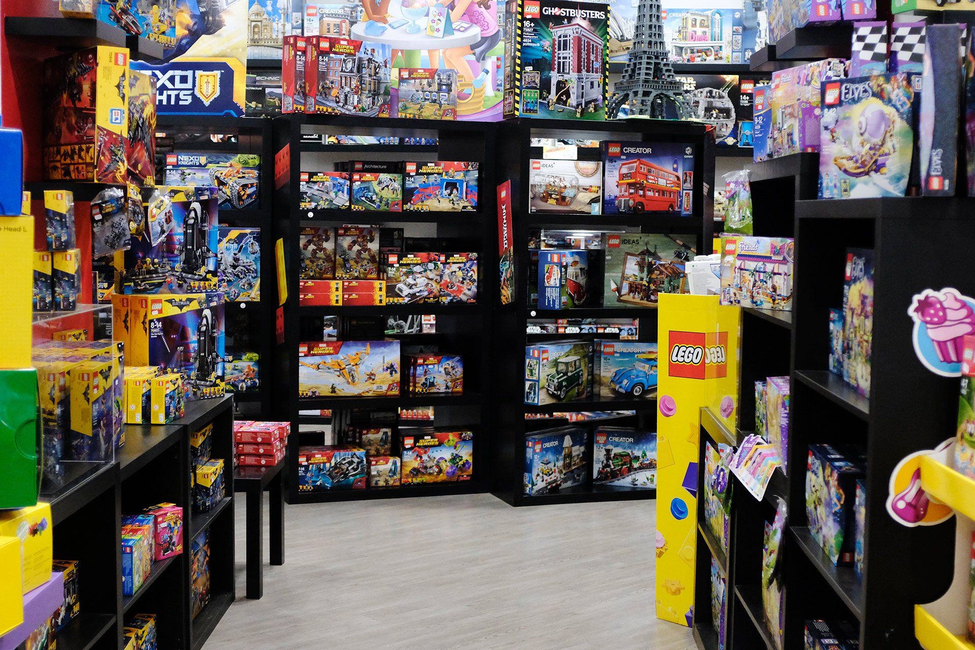 Un negozio di giocattoli pieno di giocattoli di ogni tipo.