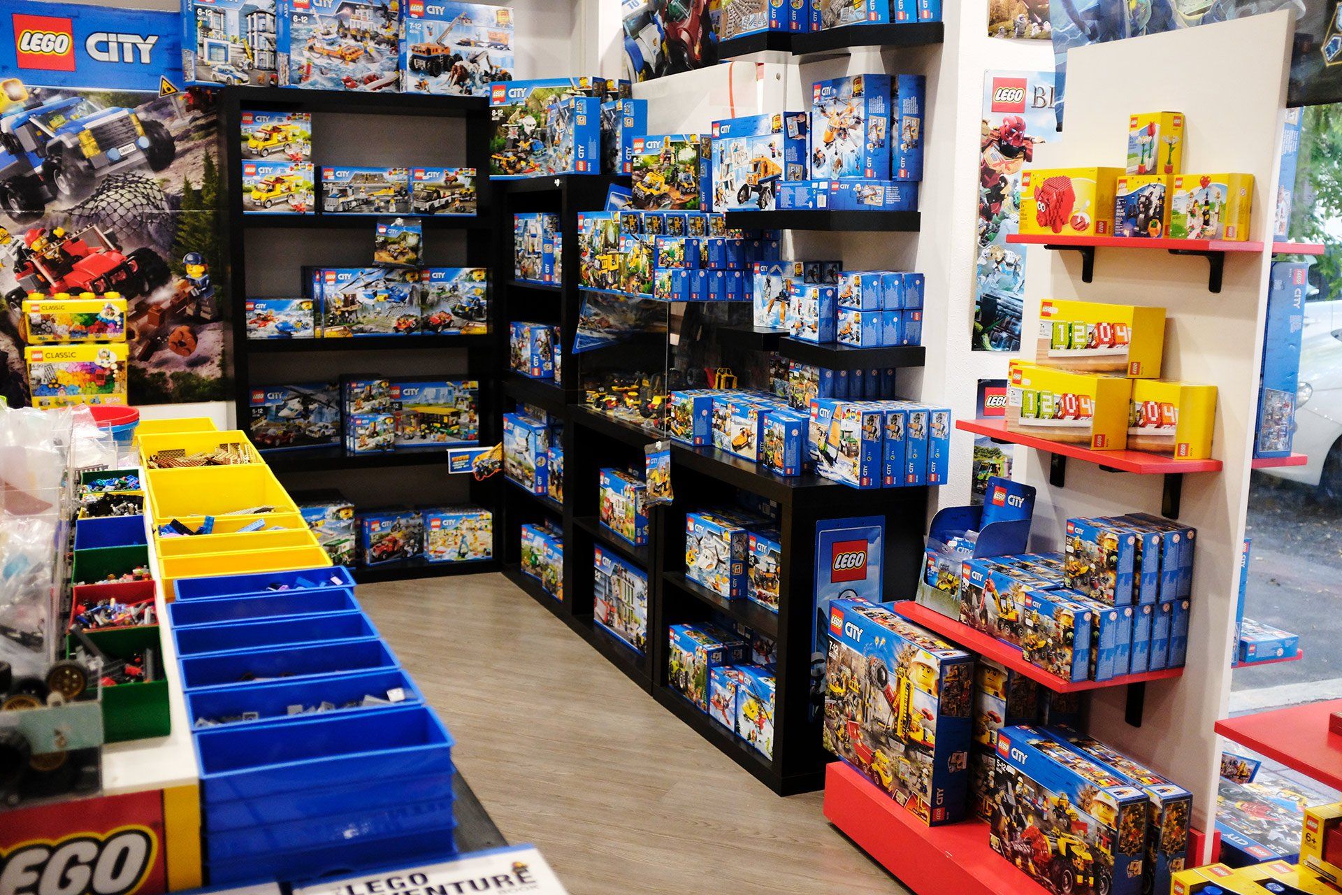 Un negozio Lego pieno di tantissimi giocattoli Lego