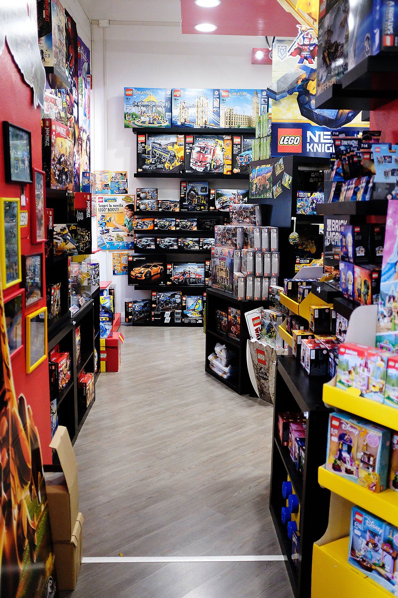 Un negozio di giocattoli con un cartello che dice Lego sopra