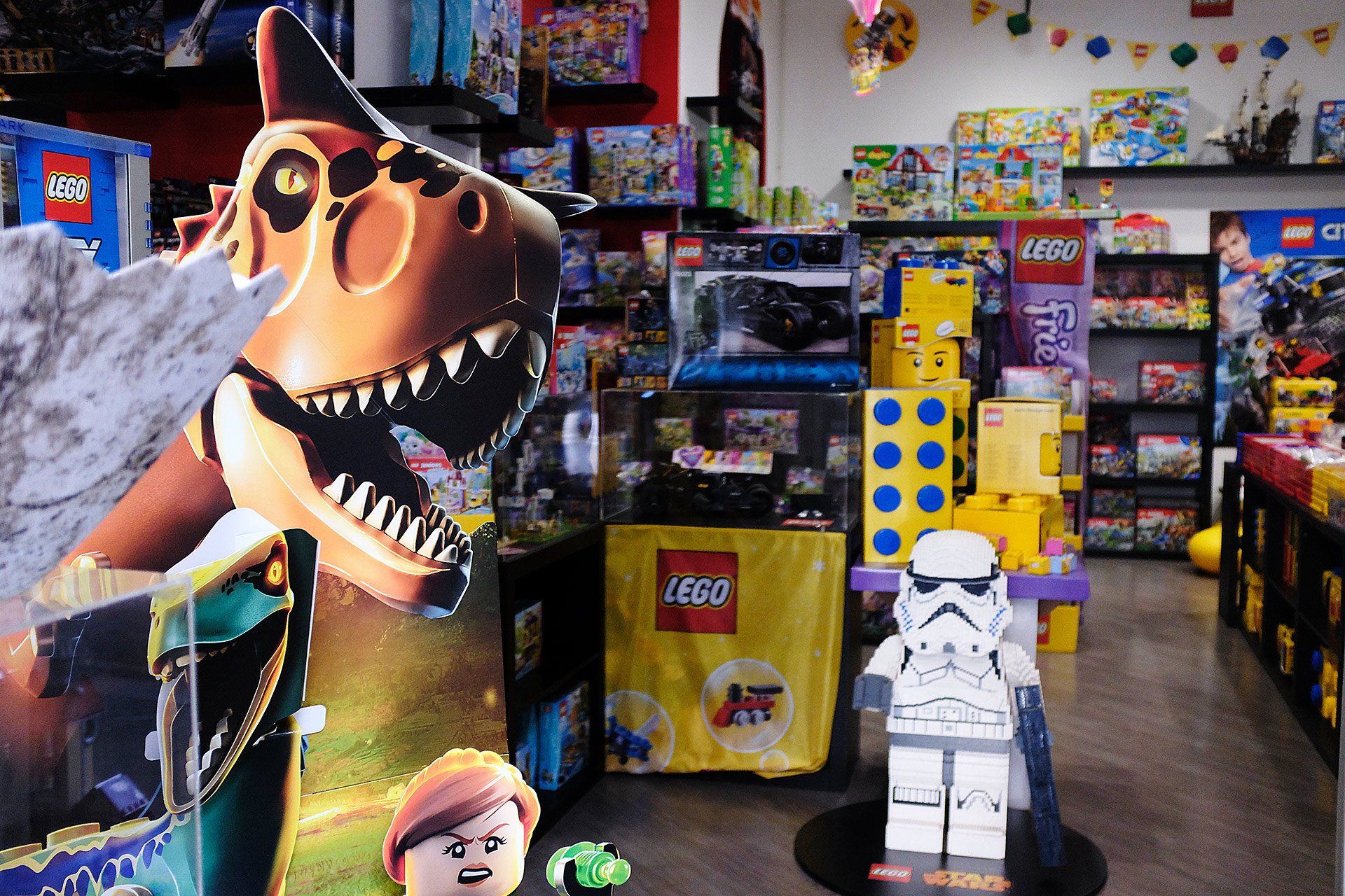Un negozio Lego con l'immagine di un dinosauro sul muro