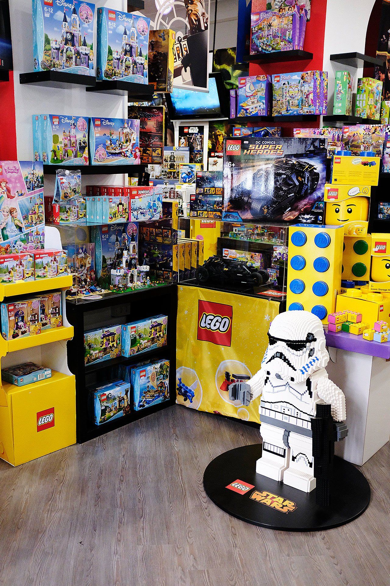 Una statua di uno stormtrooper Lego è esposta in un negozio di giocattoli.