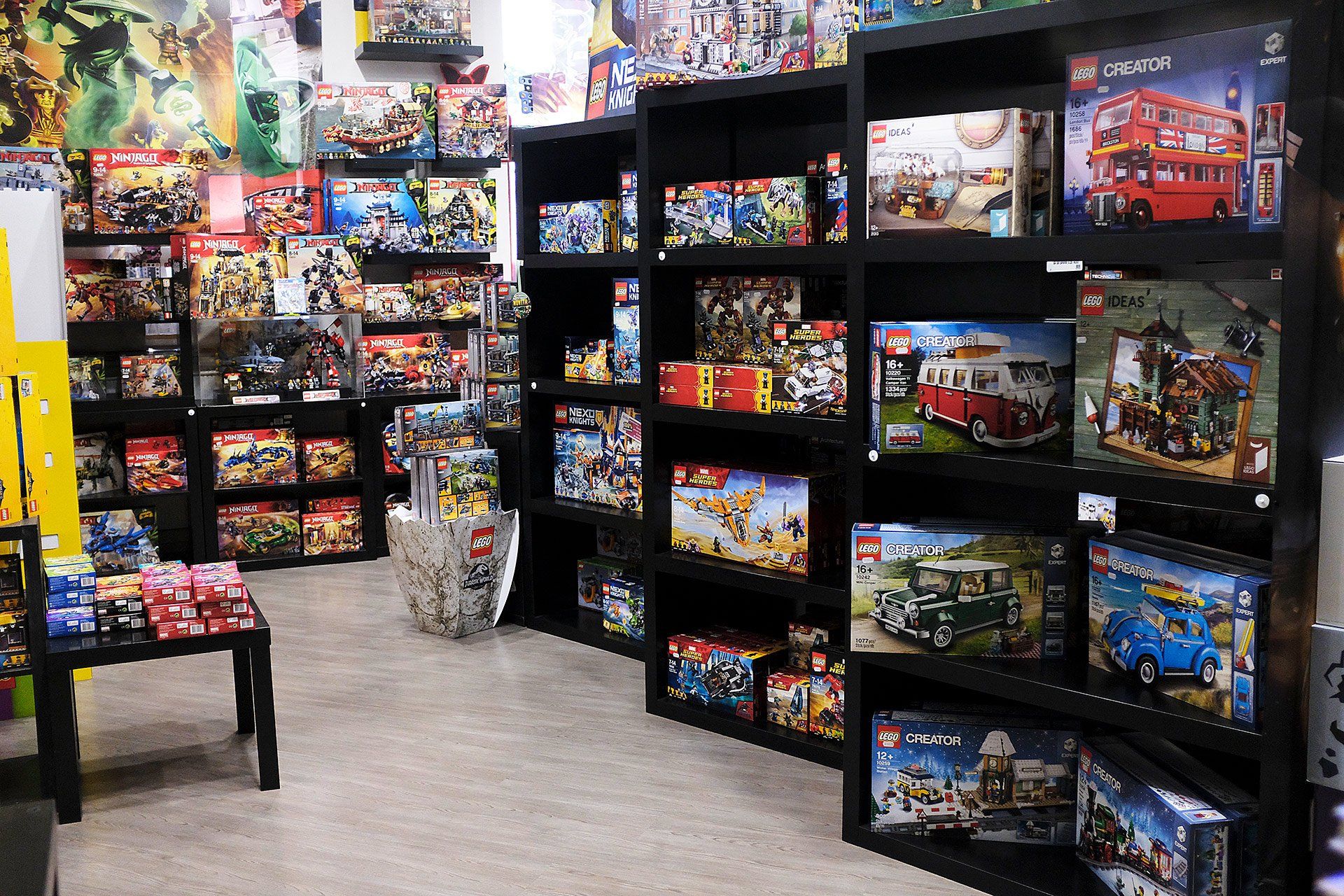 Un negozio pieno di tanti giocattoli Lego sugli scaffali