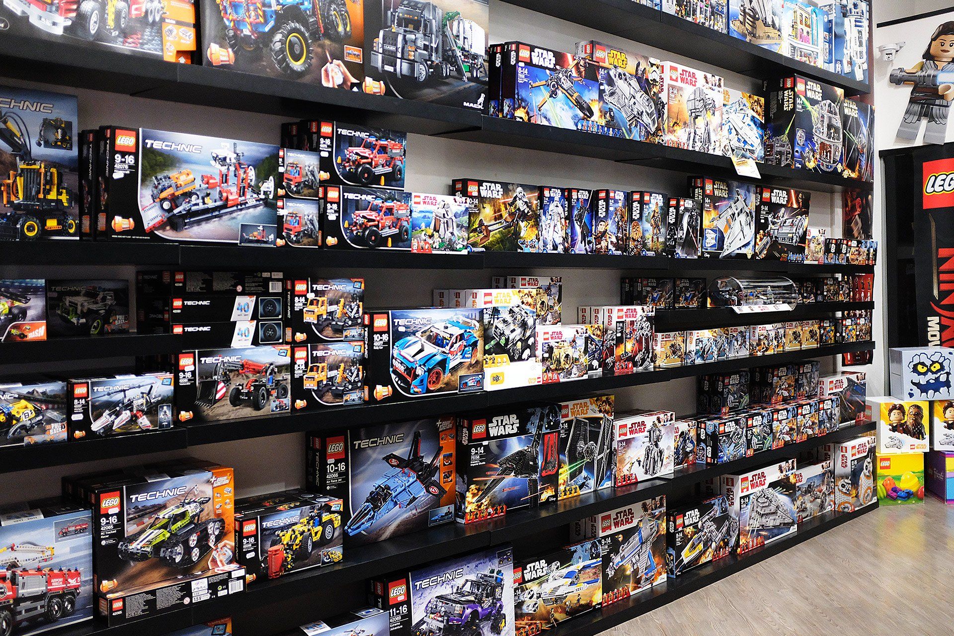 Un negozio pieno di giocattoli Lego sugli scaffali.