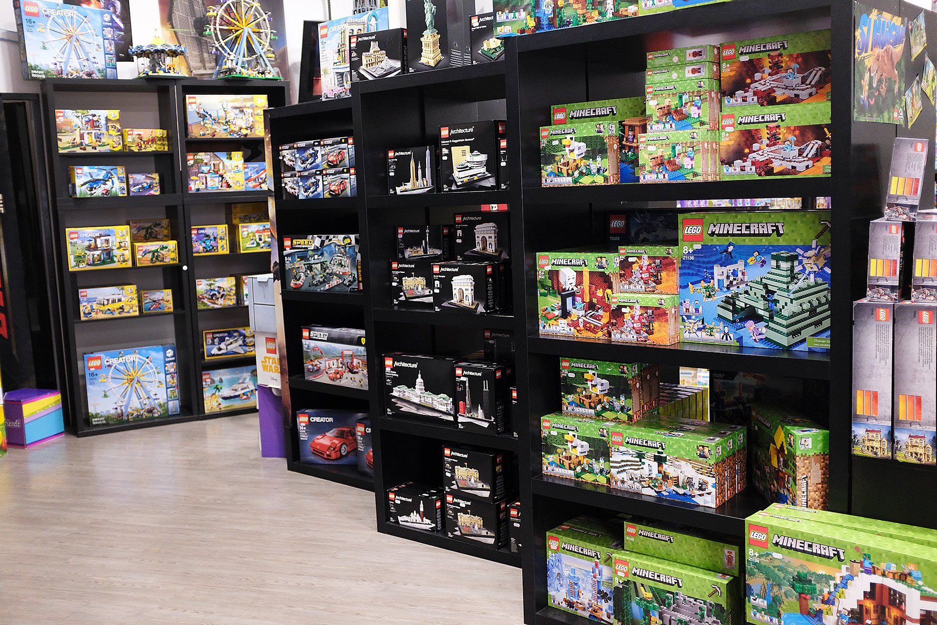 Un negozio pieno di tantissimi giocattoli Lego