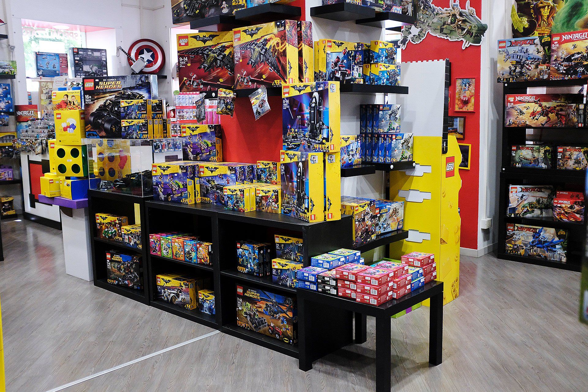 Un negozio pieno di tanti giocattoli, tra cui Capitan America