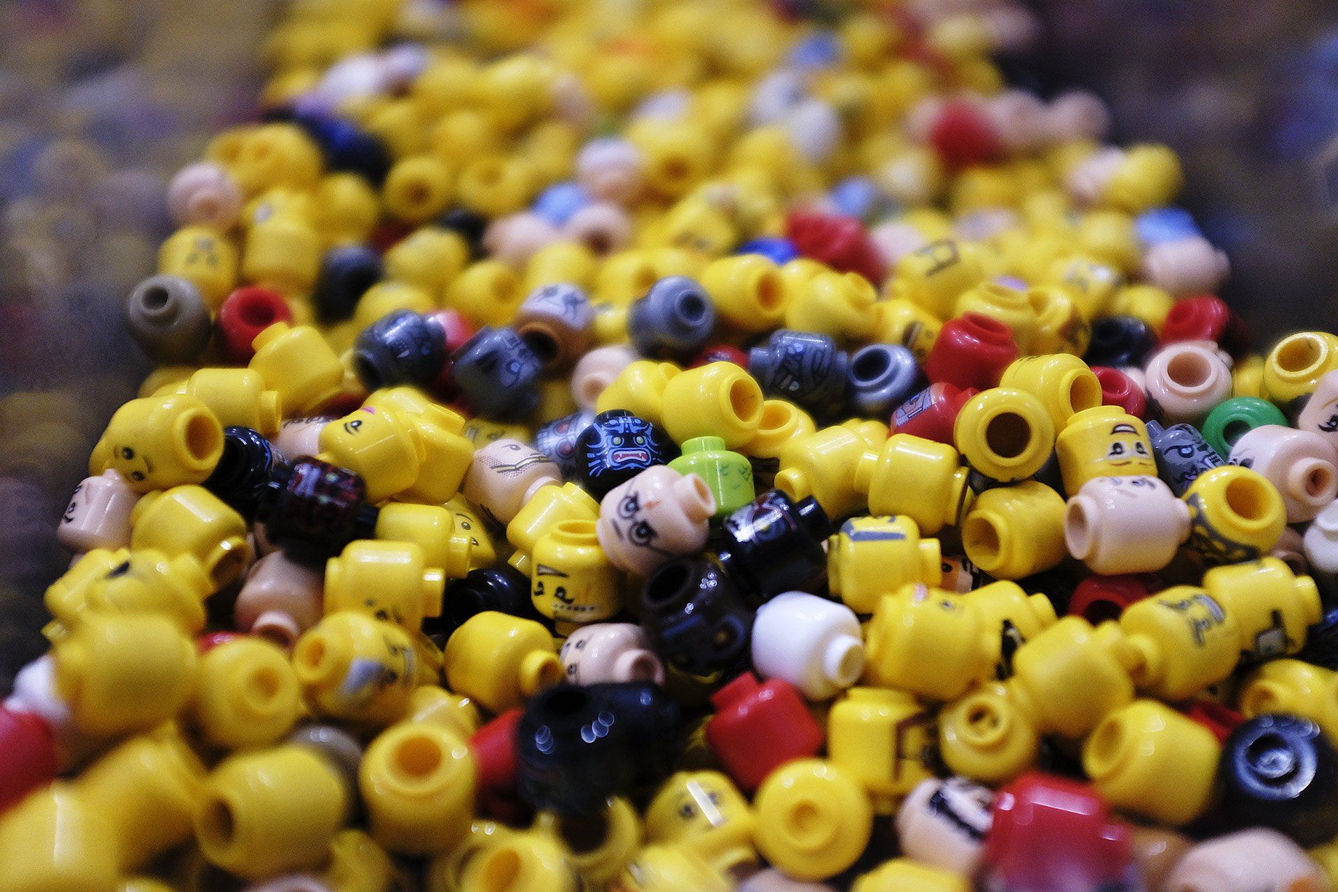 Un mucchio di teste e perline lego gialle e rosse