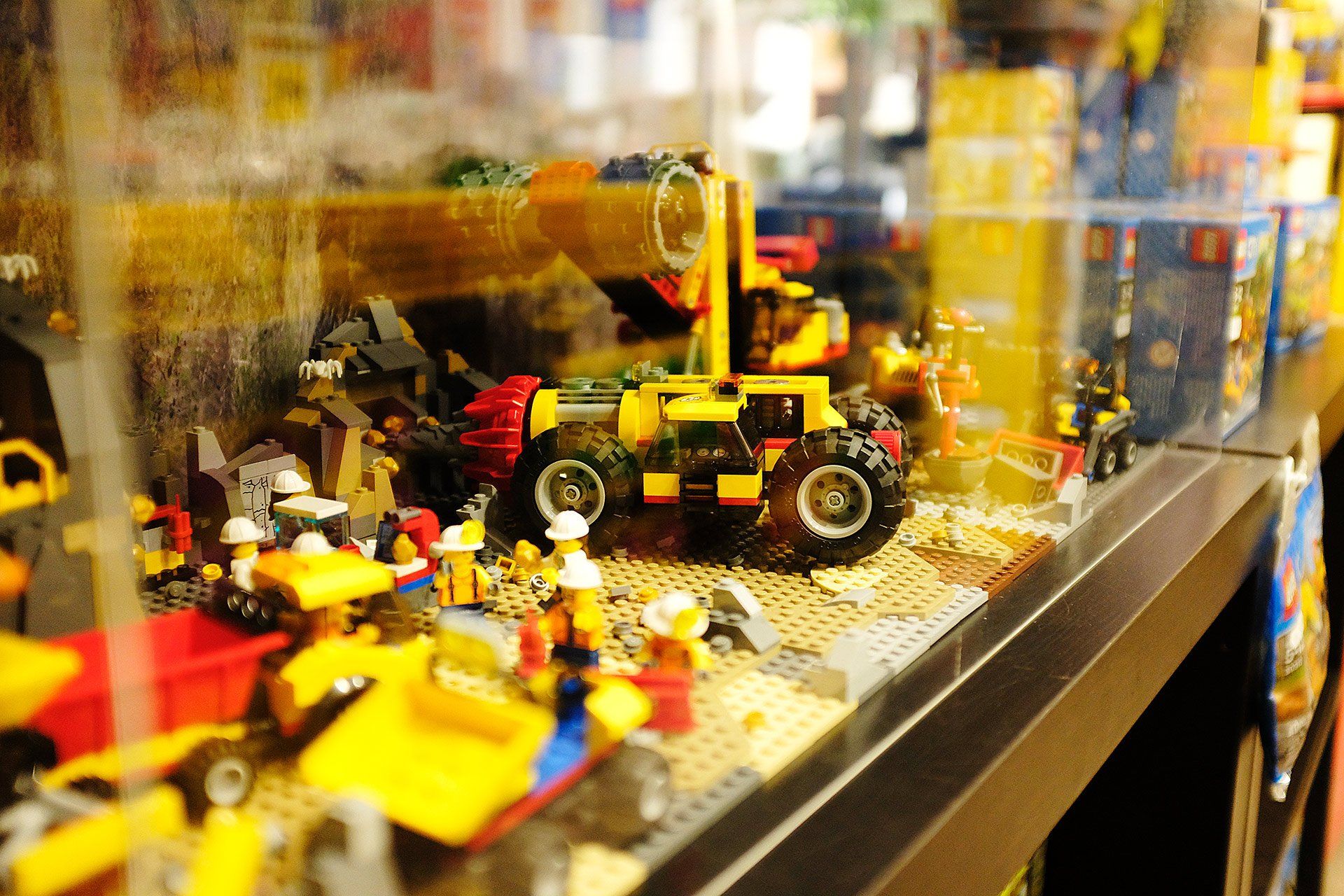 Una vetrina piena di giocattoli Lego in un negozio.