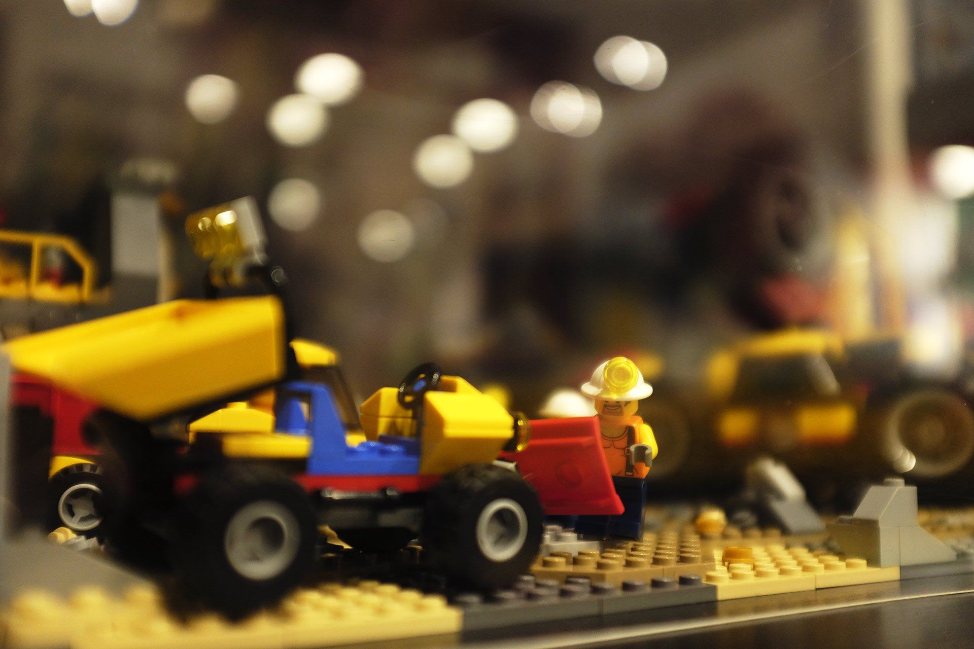 Un primo piano di un modello Lego di un veicolo da costruzione