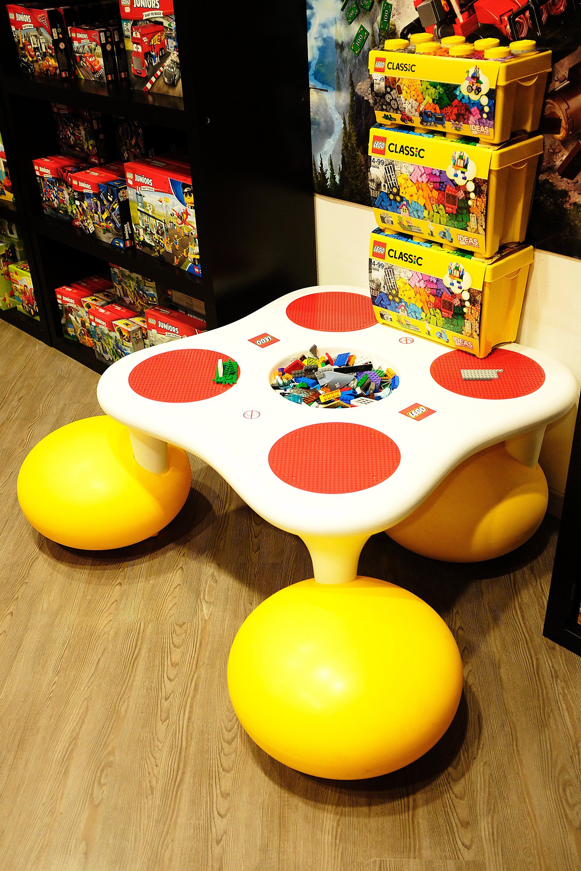 Un tavolo con un mucchio di mattoncini Lego sopra