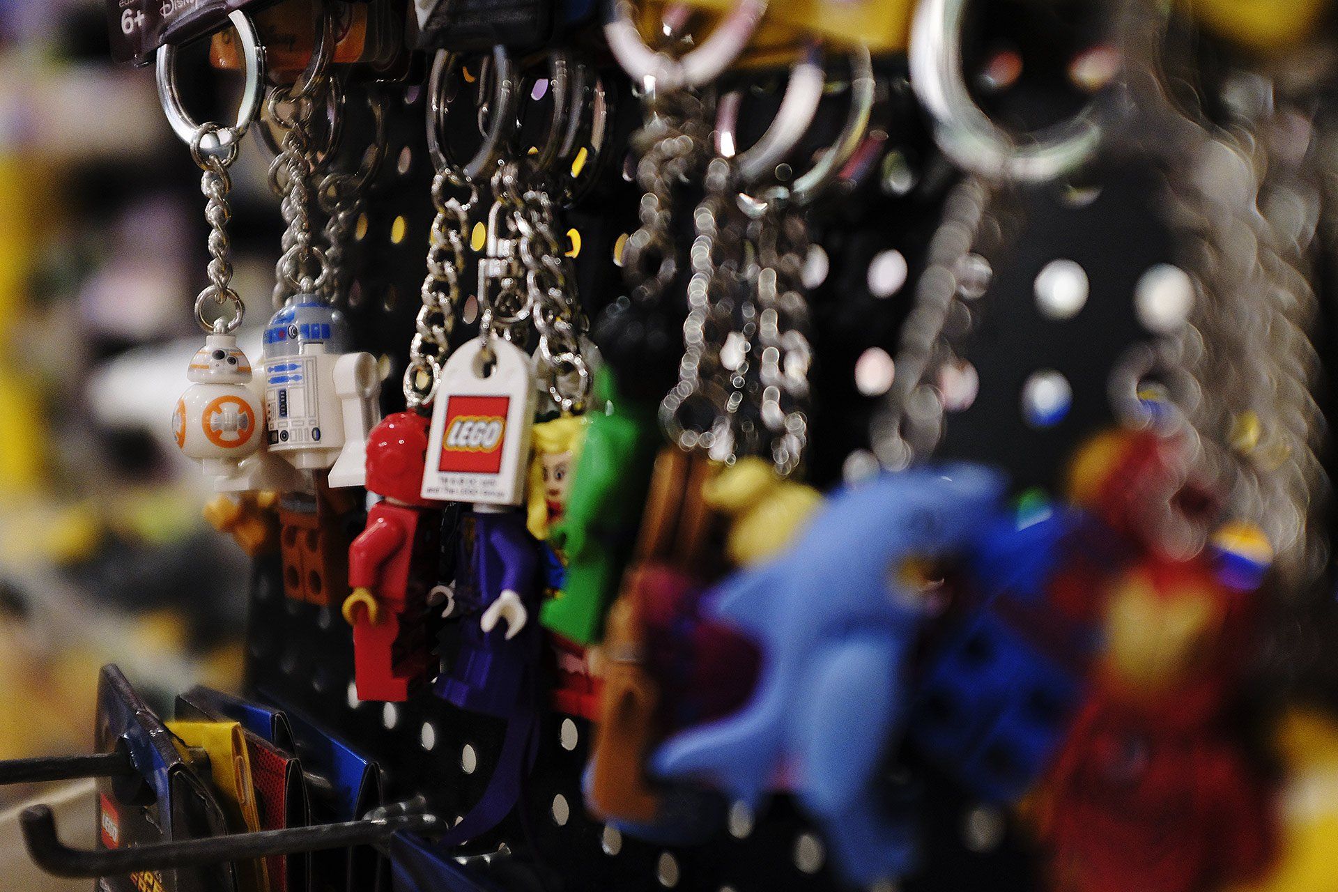 Un mucchio di portachiavi Lego sono appesi su uno scaffale