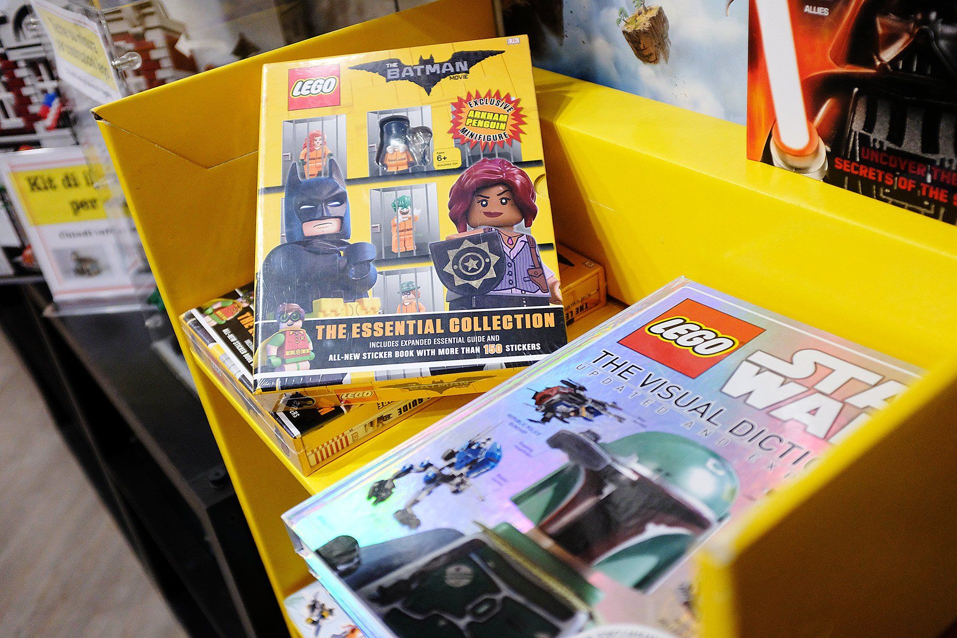 Una mostra di libri tra cui Lego Batman e Star Wars