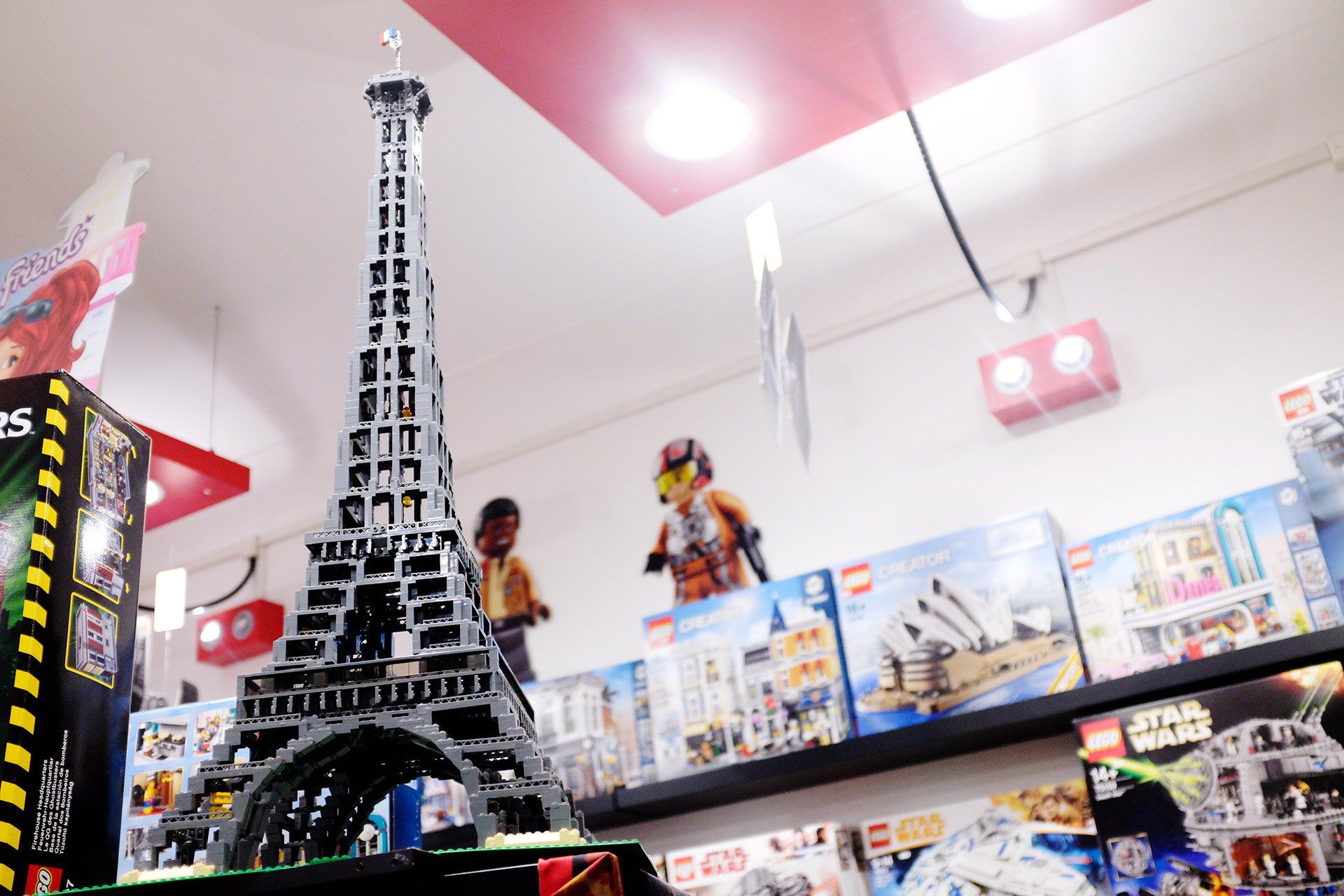 Una torre Eiffel di Lego è appoggiata su uno scaffale in un negozio di giocattoli.