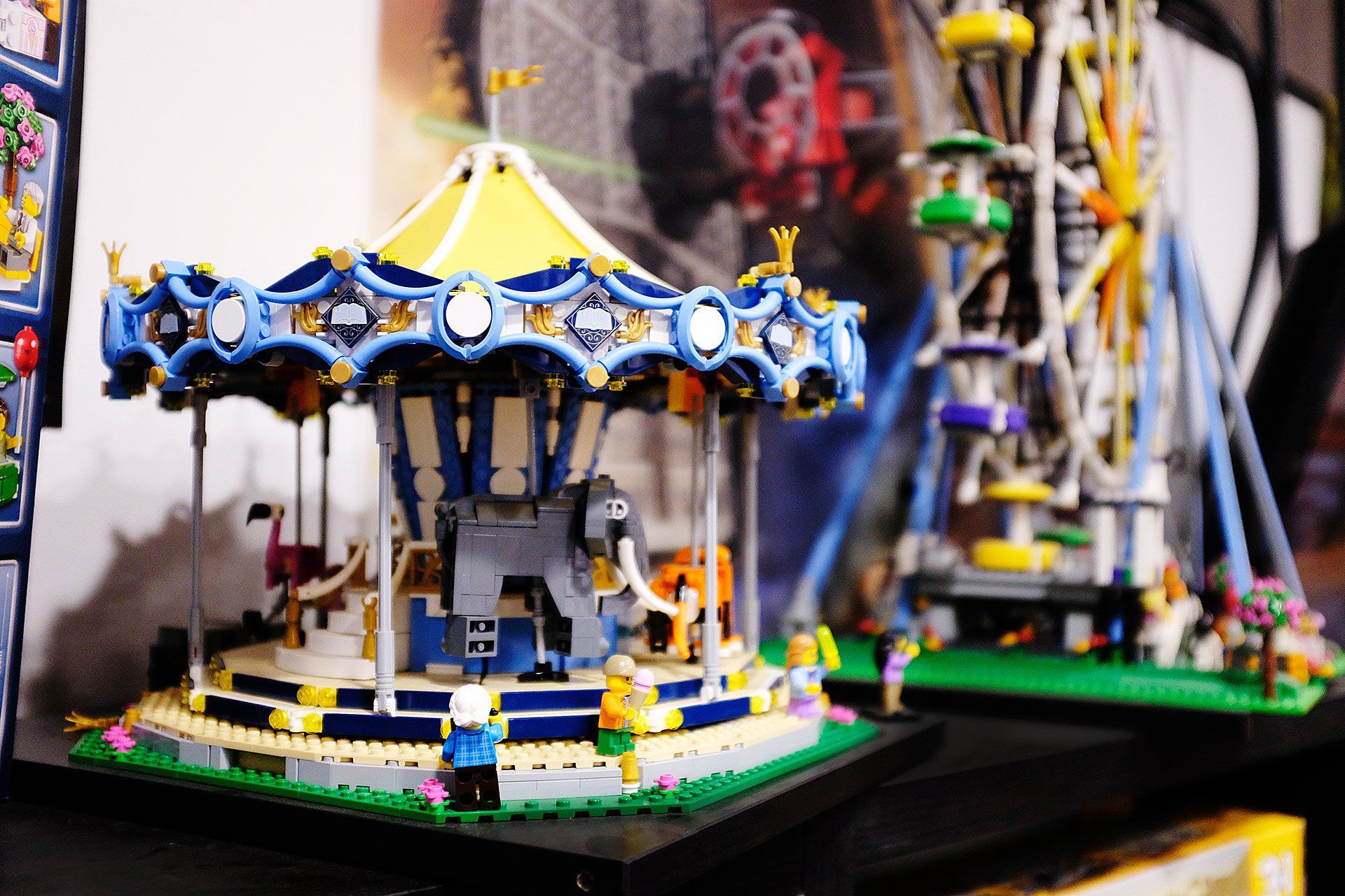 Una giostra di Lego è appoggiata su un tavolo, accanto a una ruota panoramica.