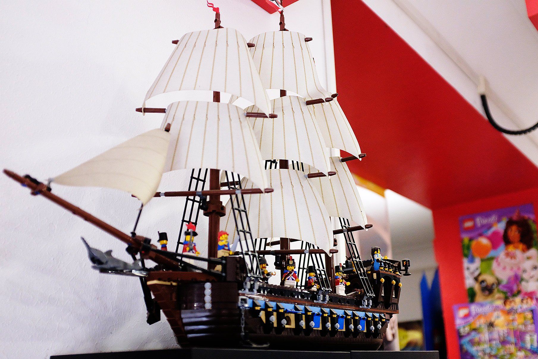 Una nave pirata fatta di lego è appoggiata su uno scaffale