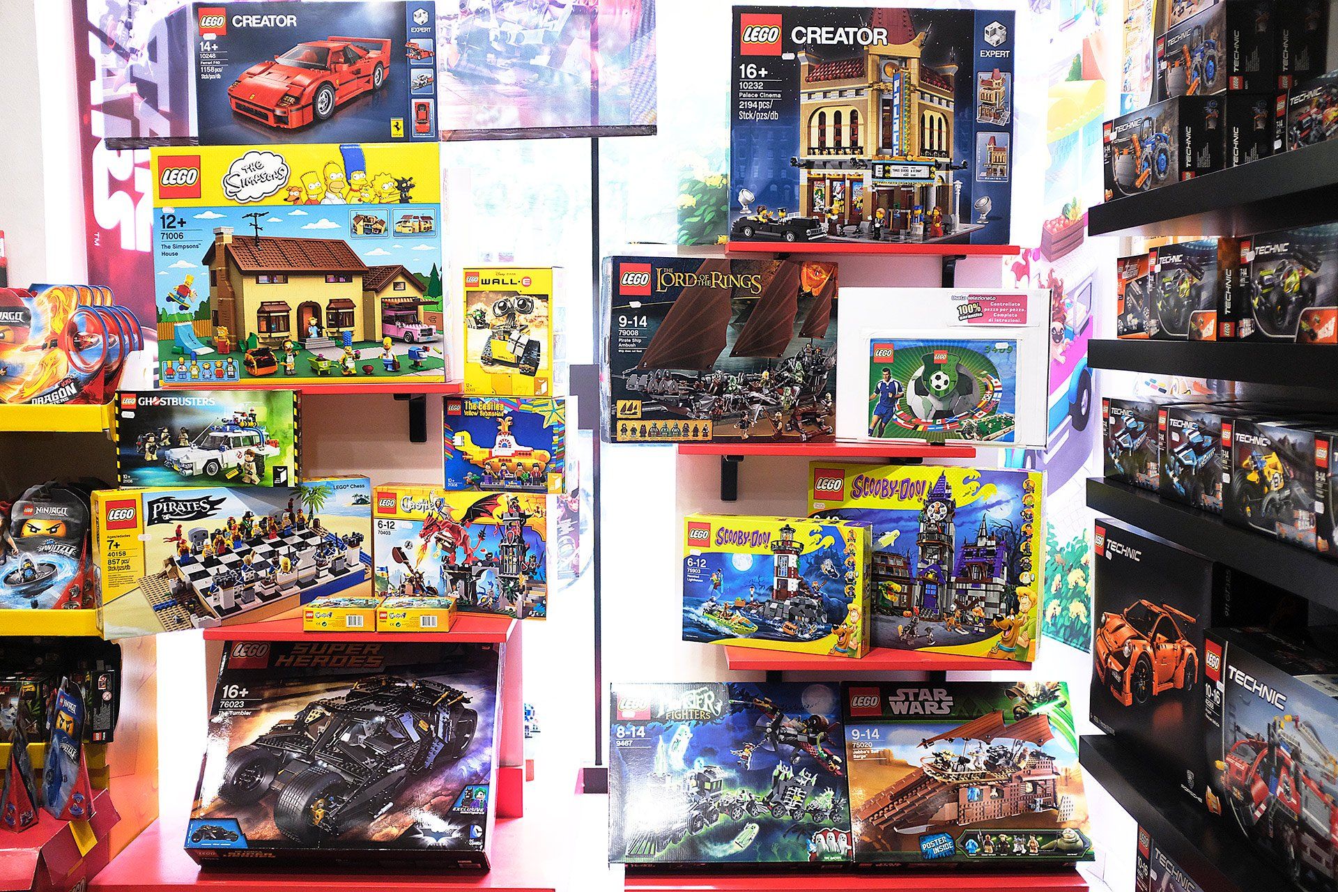 Un negozio pieno di tanti giocattoli Lego sugli scaffali